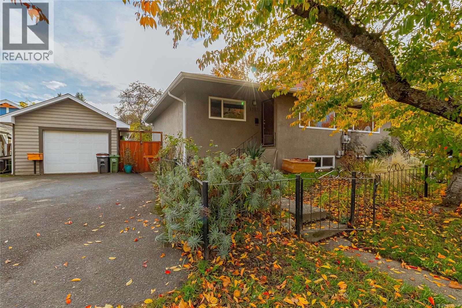 1207 Walnut St, Victoria, British Columbia  V8T 1N3 - Photo 2 - 1014844