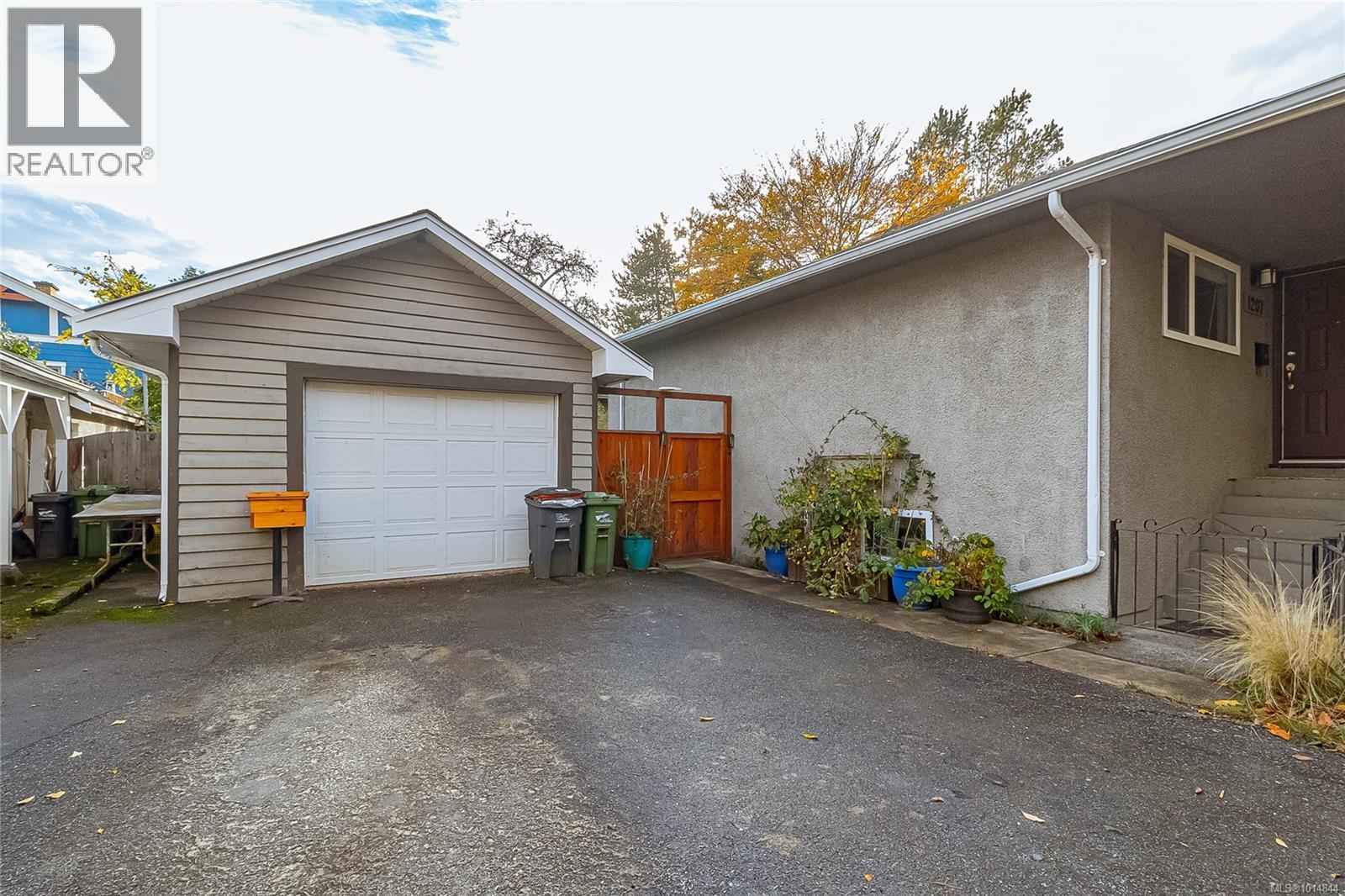 1207 Walnut St, Victoria, British Columbia  V8T 1N3 - Photo 3 - 1014844