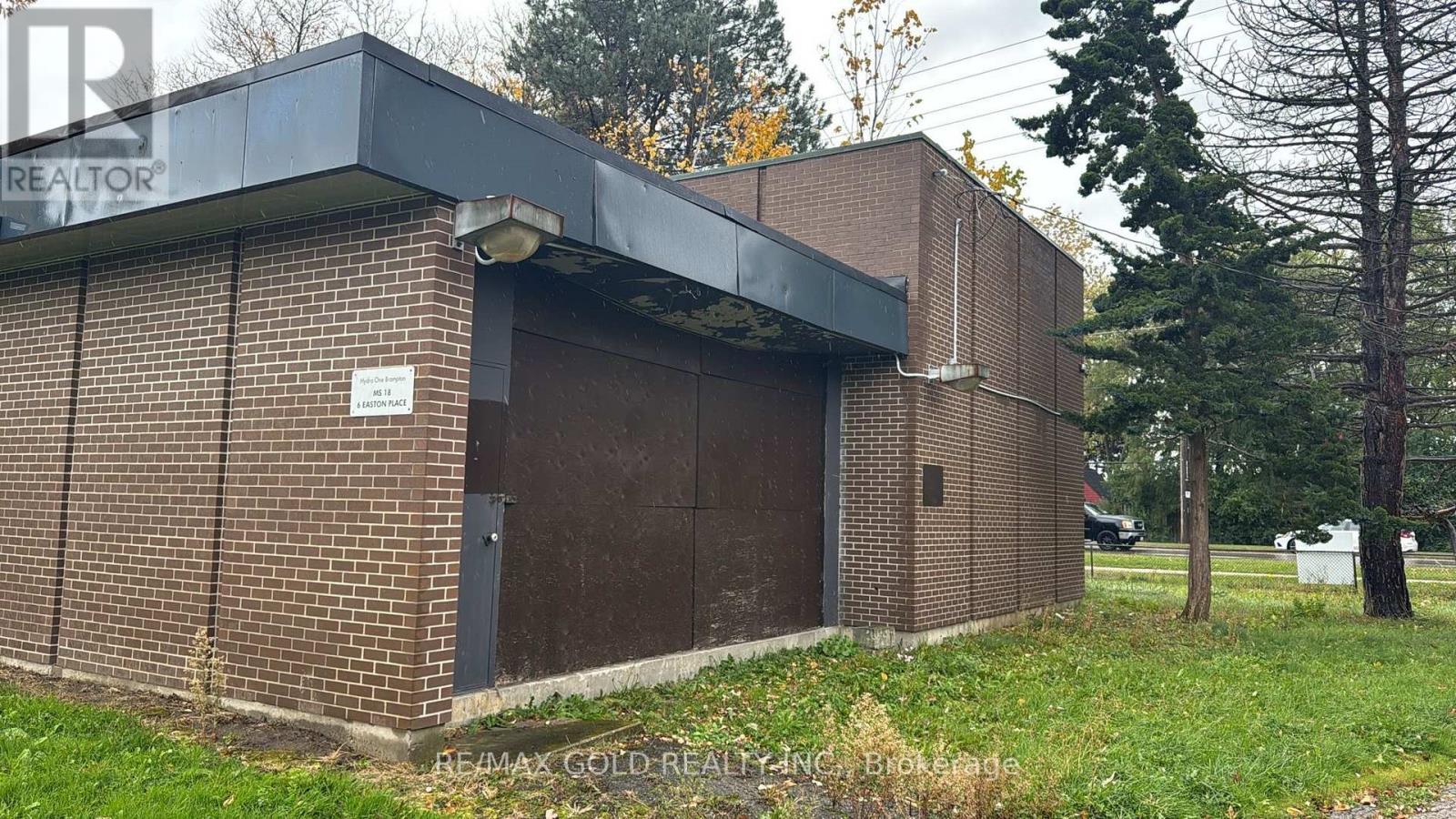 6 Easton Place, Brampton (Southgate), Ontario  L6T 2A7 - Photo 3 - W12457768