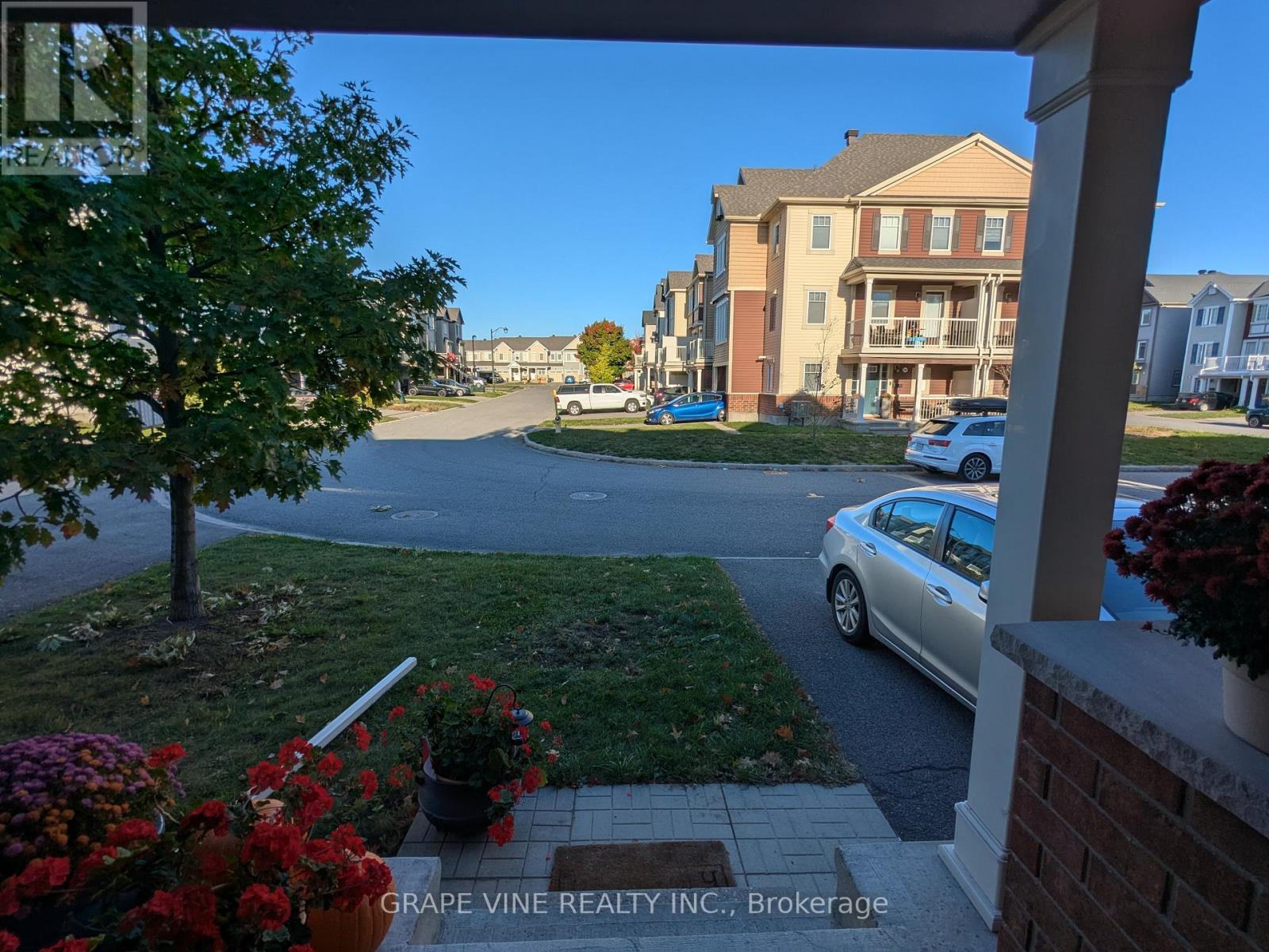 582 Meadowcreek Circle, Ottawa, Ontario  K2M 0J8 - Photo 3 - X12492864