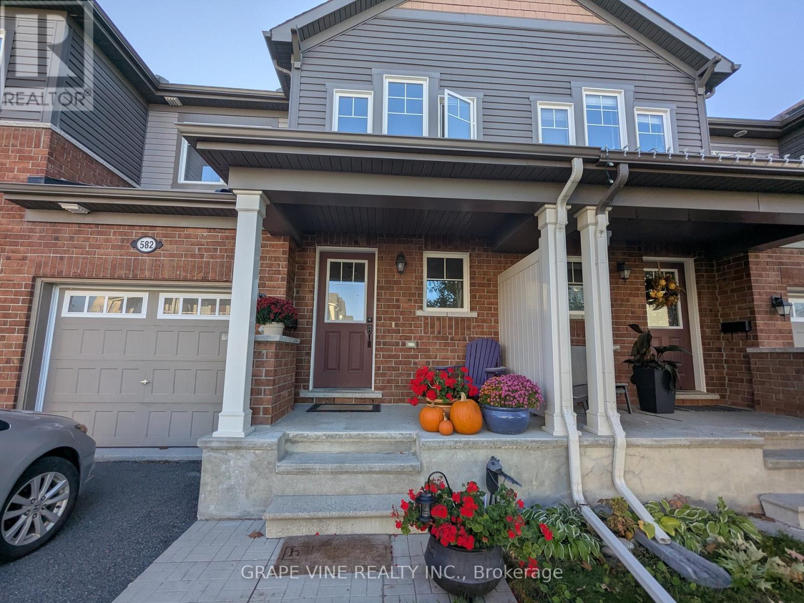 582 Meadowcreek Circle, Ottawa, Ontario  K2M 0J8 - Photo 4 - X12492864