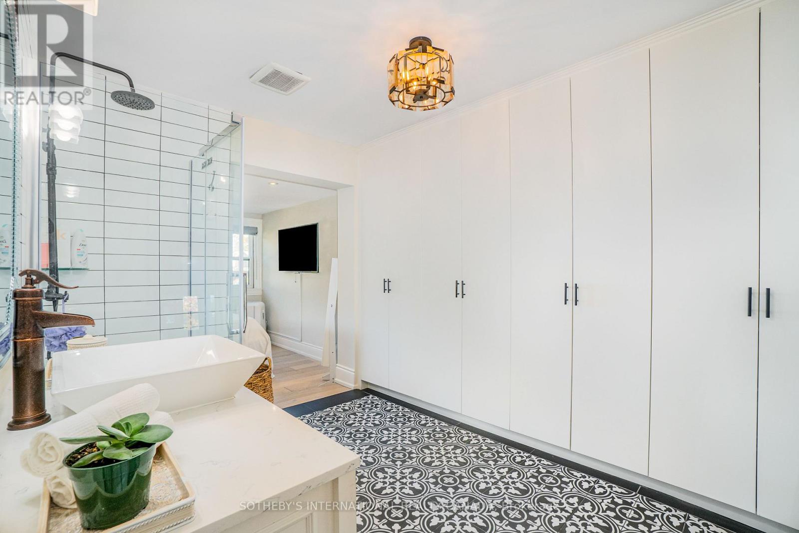 Upper - 466 Sammon Avenue, Toronto, Ontario  M4J 2B2 - Photo 21 - E12492686