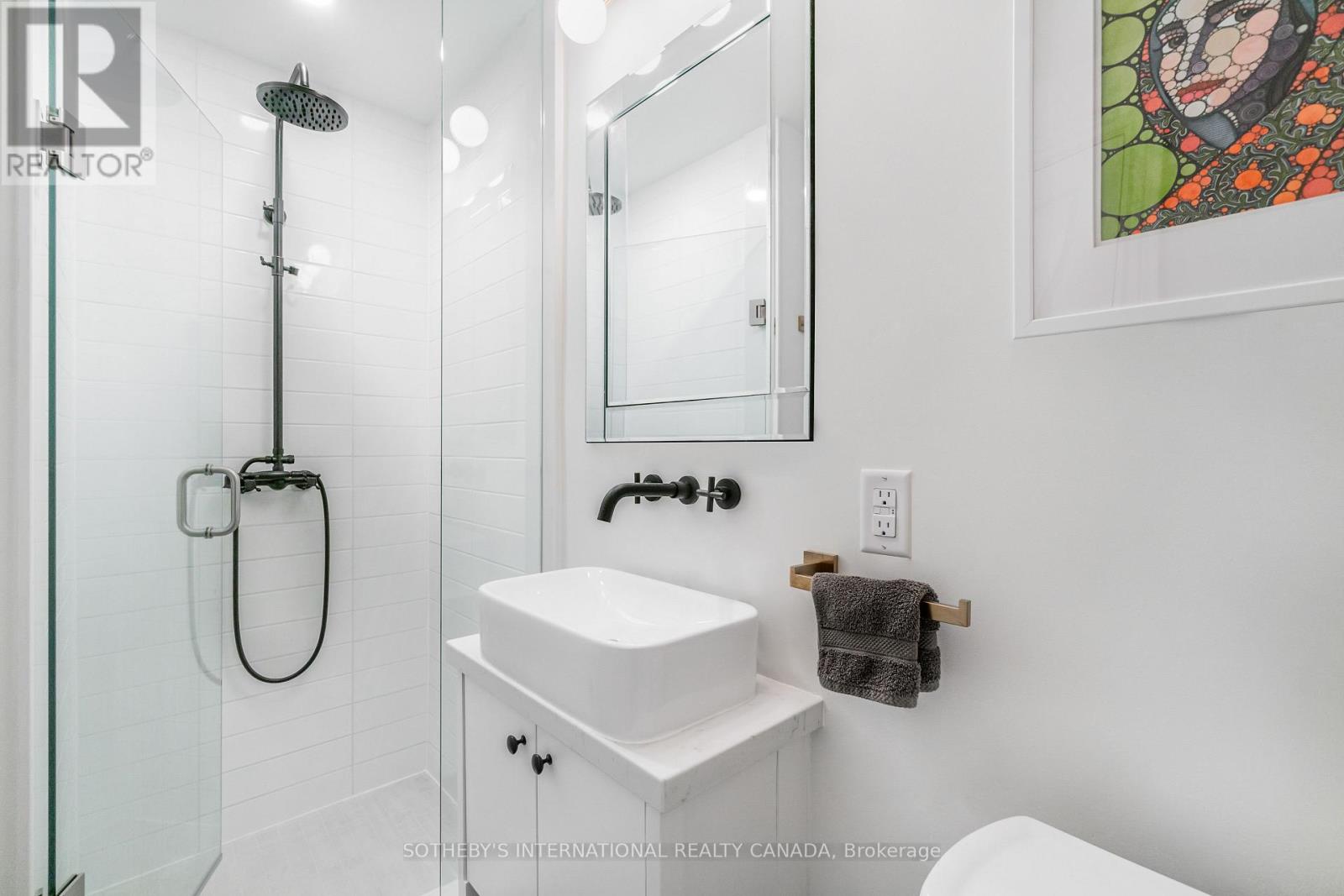 Upper - 466 Sammon Avenue, Toronto, Ontario  M4J 2B2 - Photo 4 - E12492686