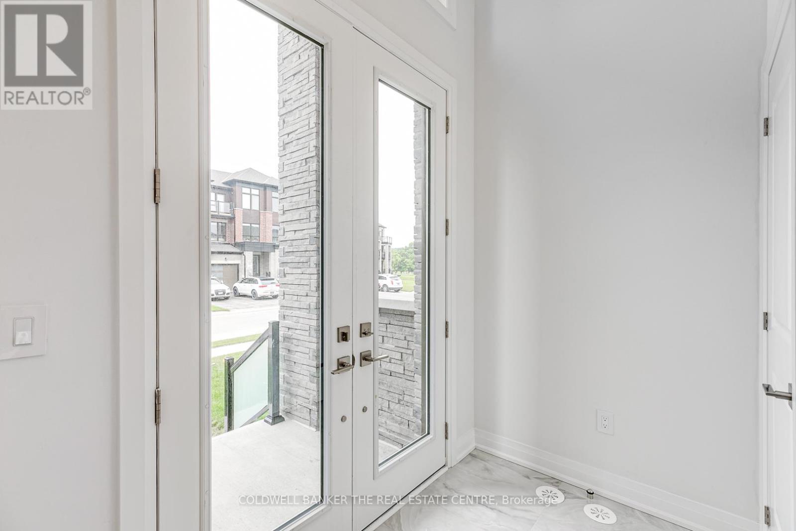 549 New England Court, Newmarket, Ontario  L3X 2Z2 - Photo 3 - N12492612