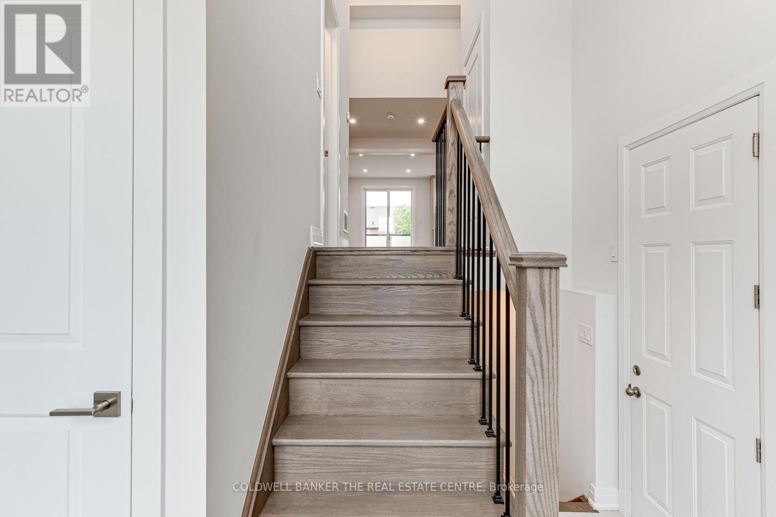 549 New England Court, Newmarket, Ontario  L3X 2Z2 - Photo 4 - N12492612