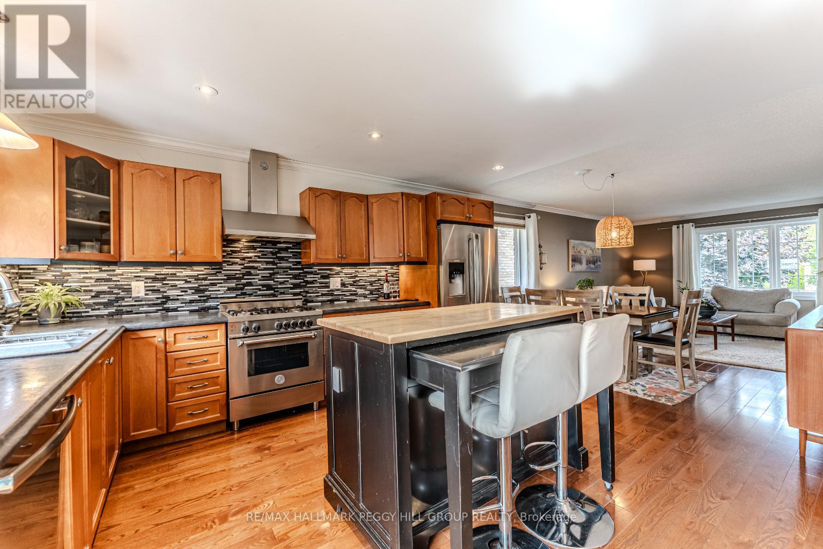 95 Crompton Drive, Barrie (Little Lake), Ontario  L4M 6P1 - Photo 6 - S12492692