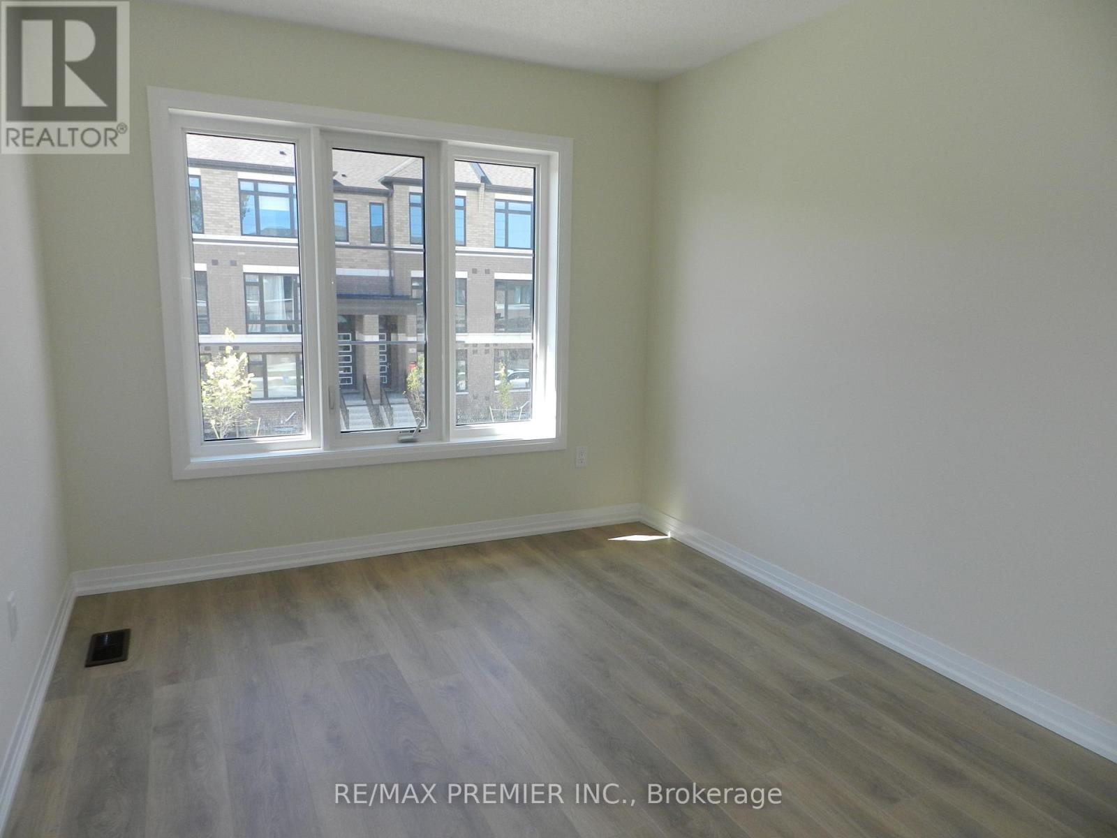 94 Turnberry Lane, Barrie (Painswick South), Ontario  L4N 6K7 - Photo 11 - S12492814