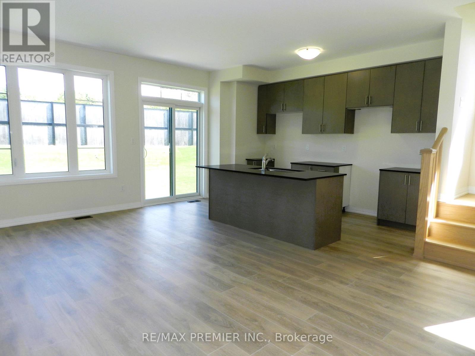 94 Turnberry Lane, Barrie (Painswick South), Ontario  L4N 6K7 - Photo 4 - S12492814