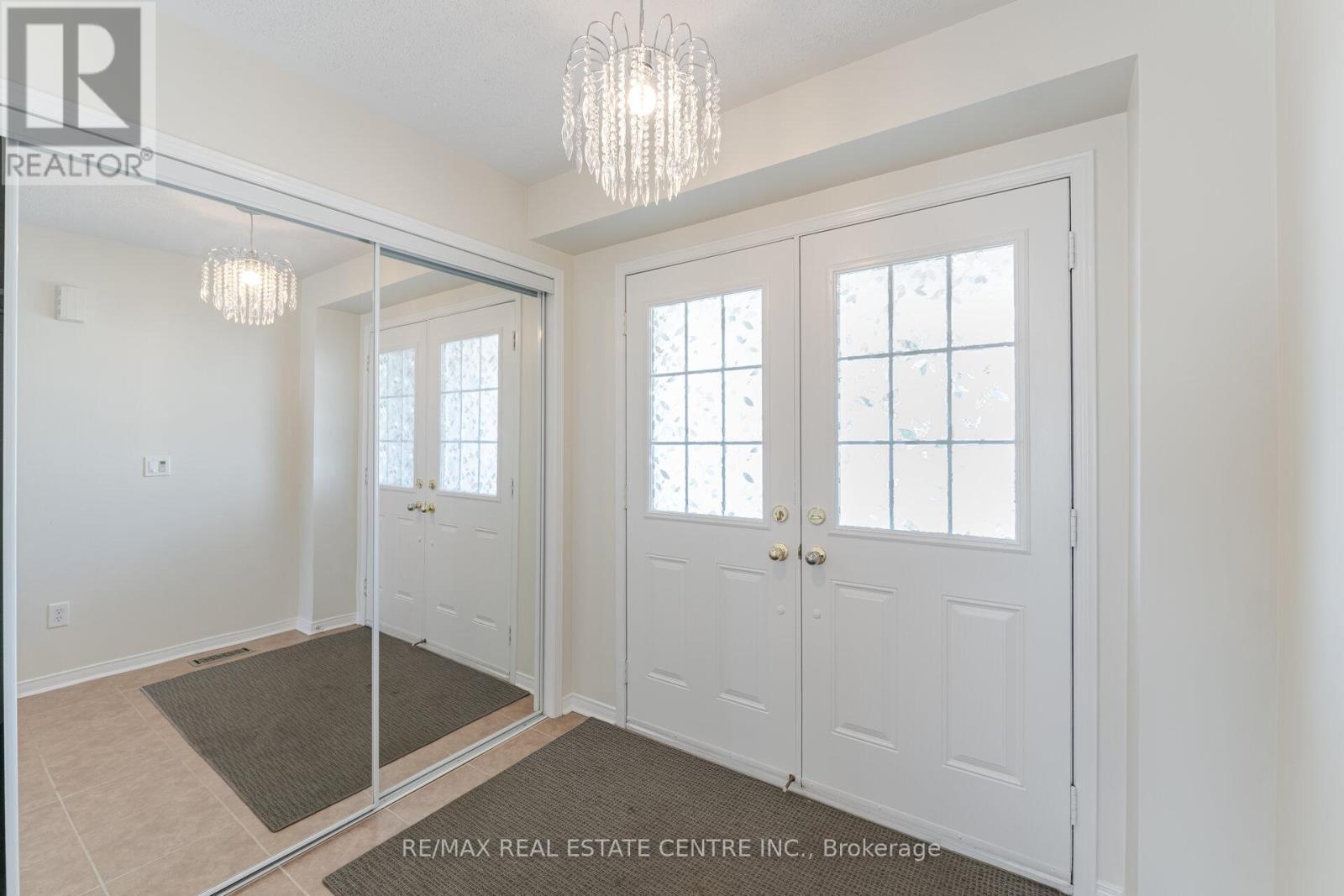 4834 Capri Crescent, Burlington, Ontario  L7M 0H9 - Photo 4 - W12492588