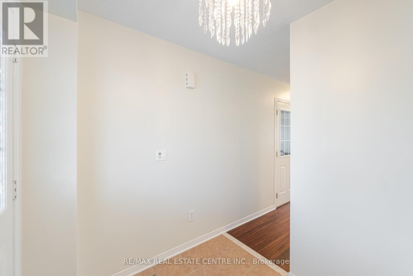 4834 Capri Crescent, Burlington, Ontario  L7M 0H9 - Photo 5 - W12492588