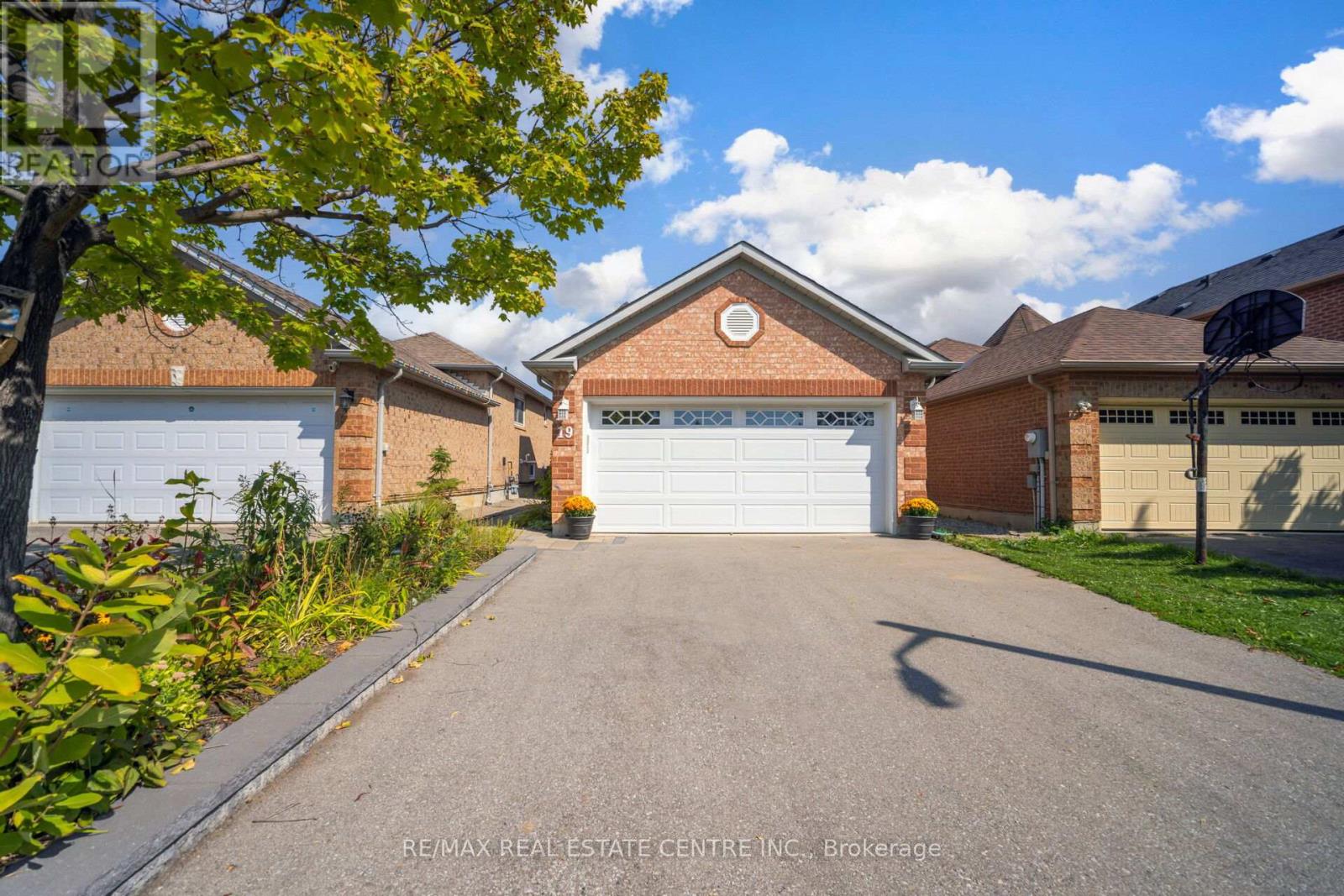 19 SILKWOOD CRESCENT, Brampton, Ontario