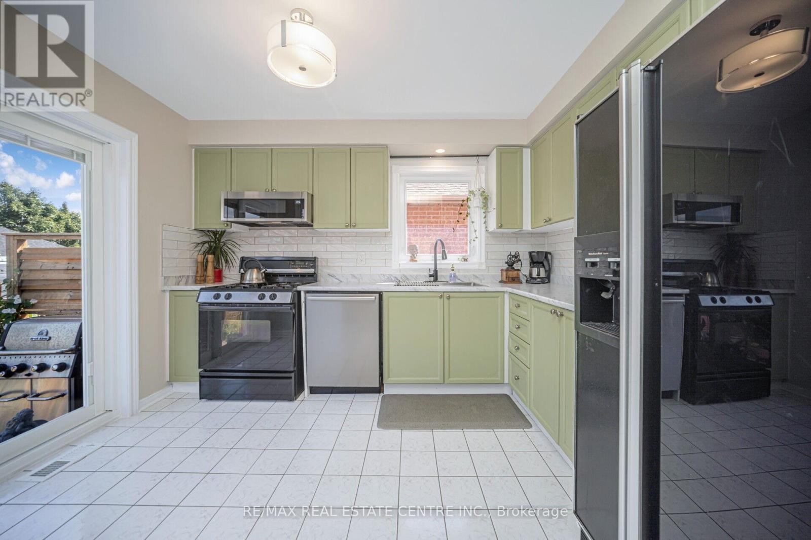 19 Silkwood Crescent, Brampton, Ontario  L6X 4L1 - Photo 14 - W12492620