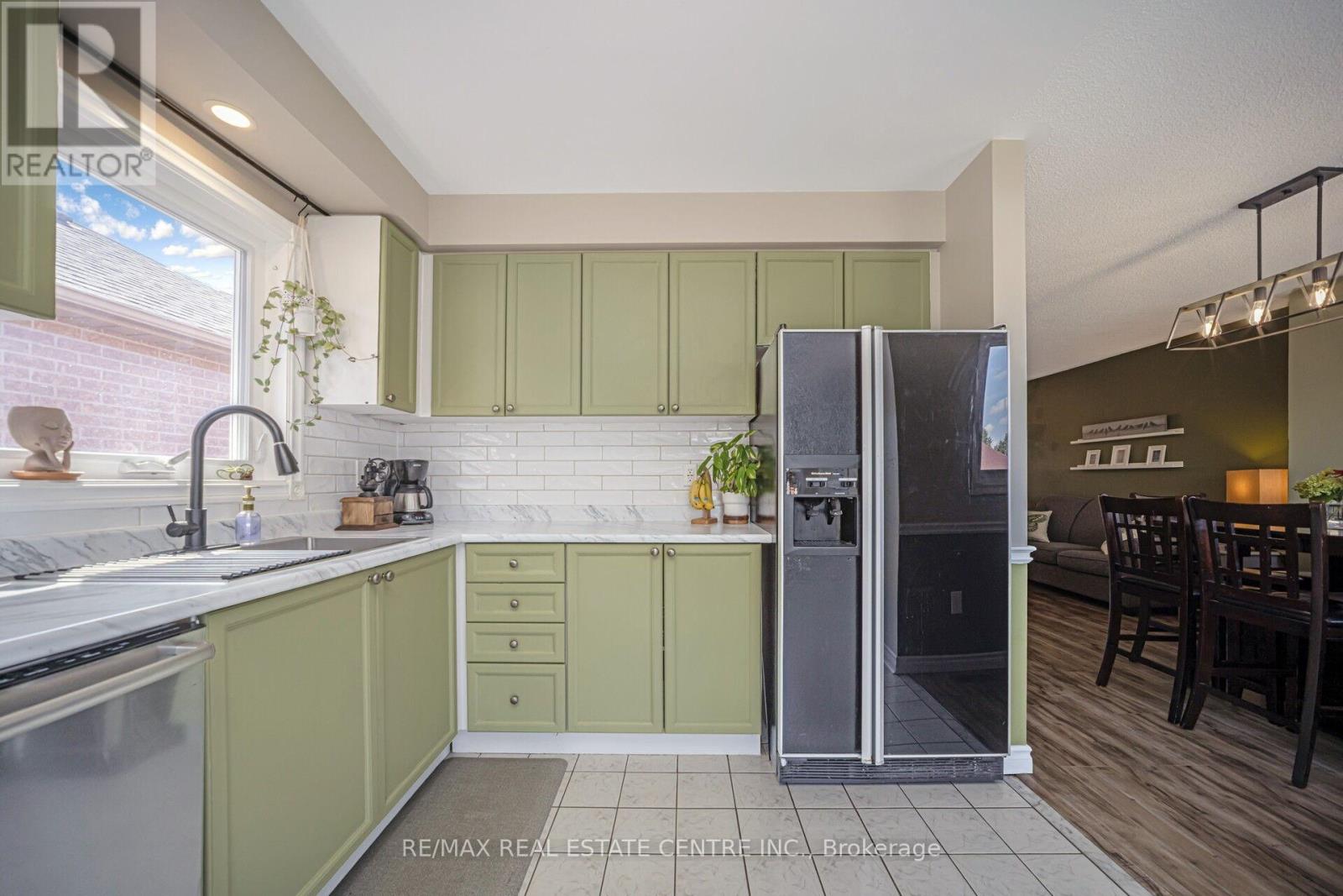 19 Silkwood Crescent, Brampton, Ontario  L6X 4L1 - Photo 17 - W12492620