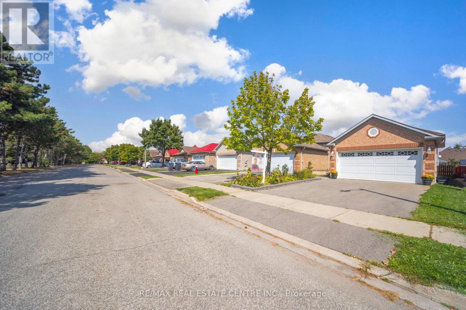 19 Silkwood Crescent, Brampton, Ontario  L6X 4L1 - Photo 3 - W12492620