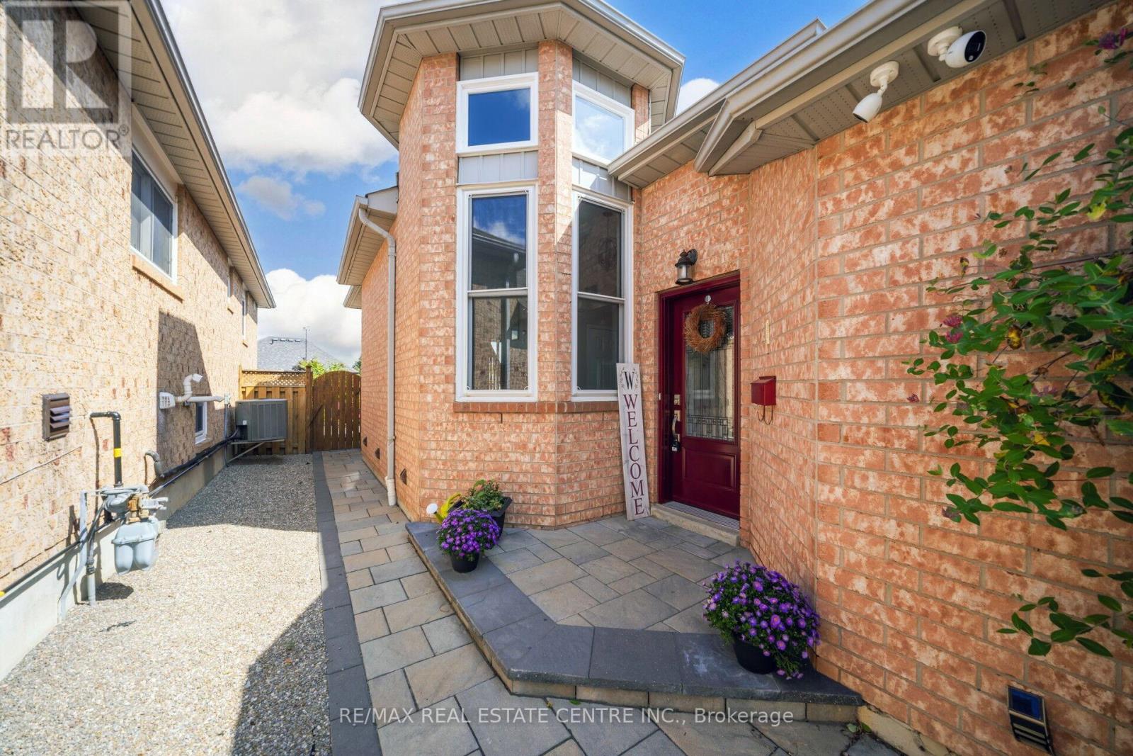 19 Silkwood Crescent, Brampton, Ontario  L6X 4L1 - Photo 5 - W12492620