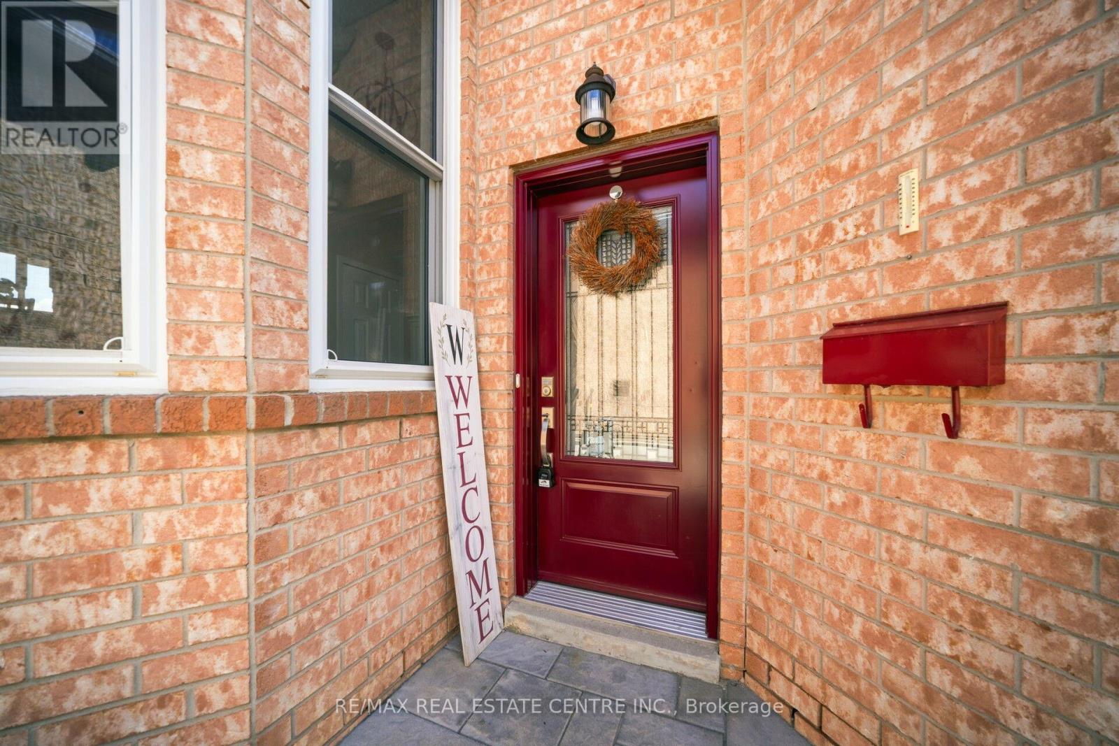 19 Silkwood Crescent, Brampton, Ontario  L6X 4L1 - Photo 6 - W12492620