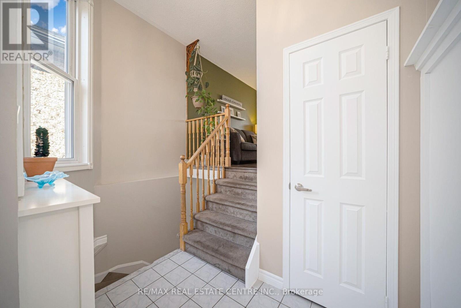 19 Silkwood Crescent, Brampton, Ontario  L6X 4L1 - Photo 7 - W12492620