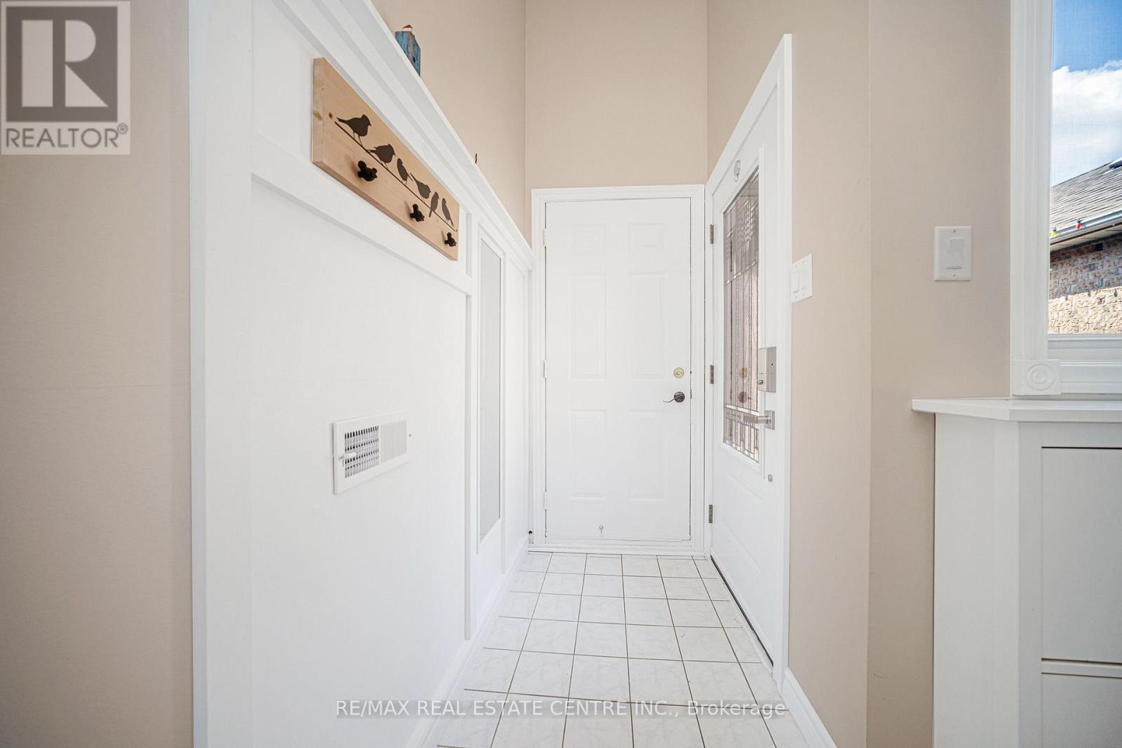 19 Silkwood Crescent, Brampton, Ontario  L6X 4L1 - Photo 8 - W12492620