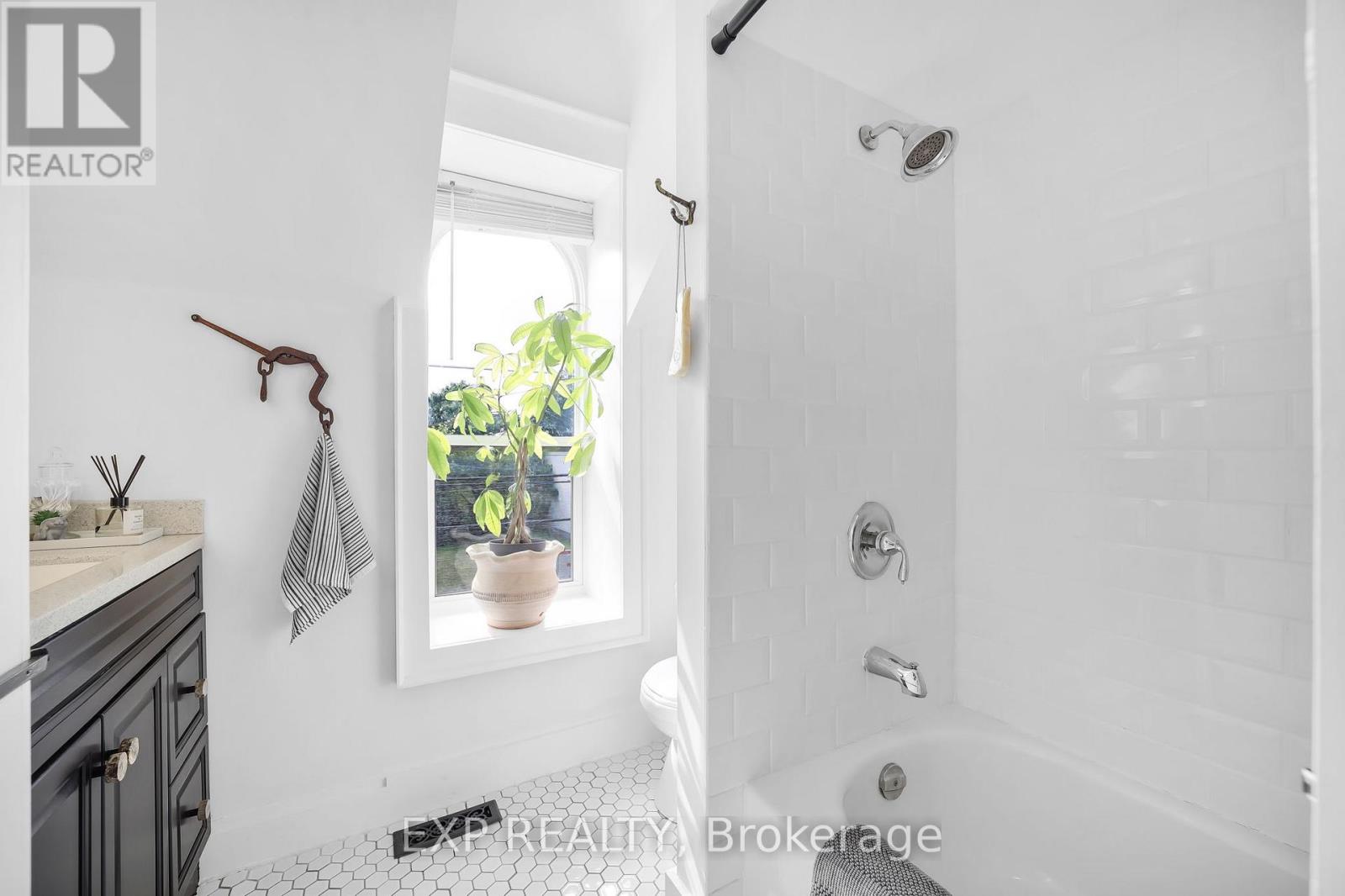 20 Elgin Street S, Halton Hills, Ontario  L7J 2B3 - Photo 25 - W12492622