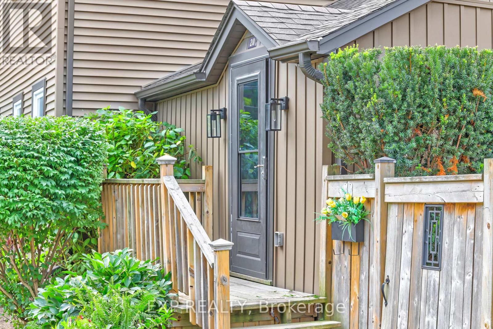 20 Elgin Street S, Halton Hills, Ontario  L7J 2B3 - Photo 3 - W12492622