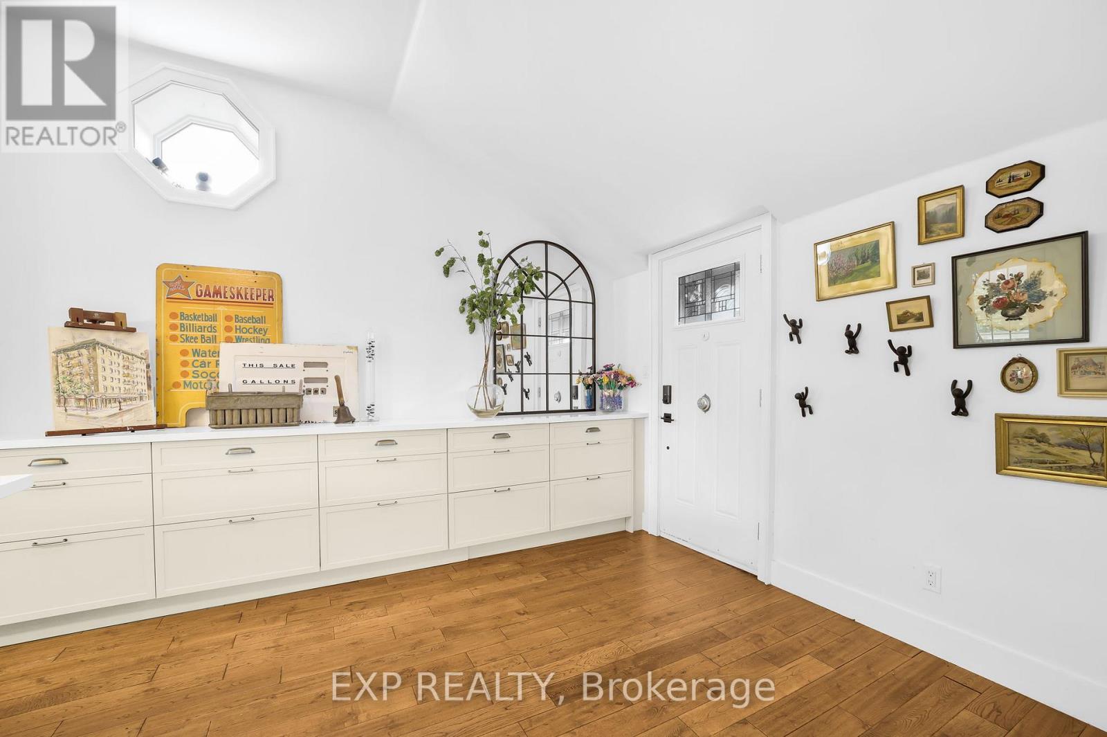 20 Elgin Street S, Halton Hills, Ontario  L7J 2B3 - Photo 4 - W12492622