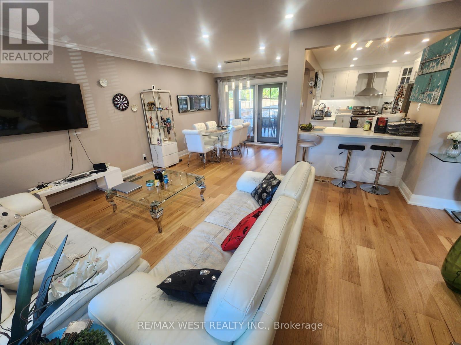 Main Floor - 44 Landron Crescent, Toronto, Ontario  M9P 1K7 - Photo 10 - W12492646