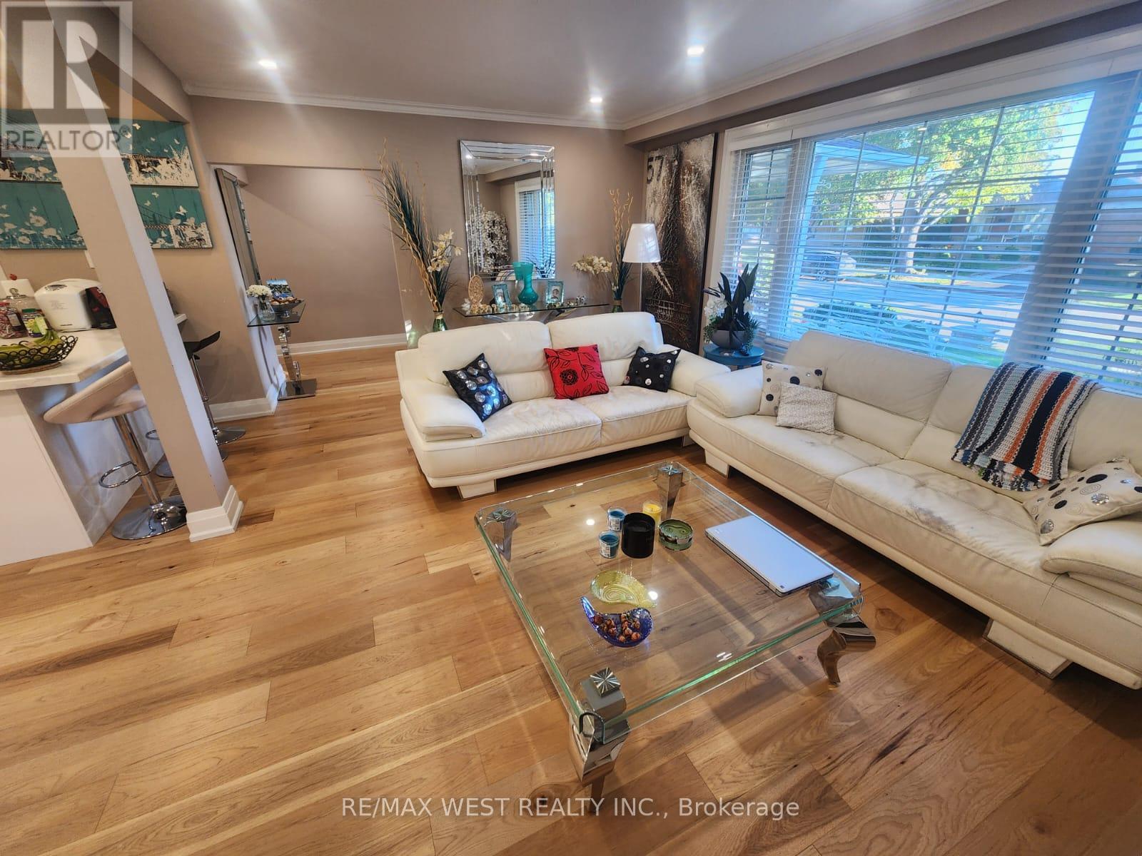 Main Floor - 44 Landron Crescent, Toronto, Ontario  M9P 1K7 - Photo 11 - W12492646