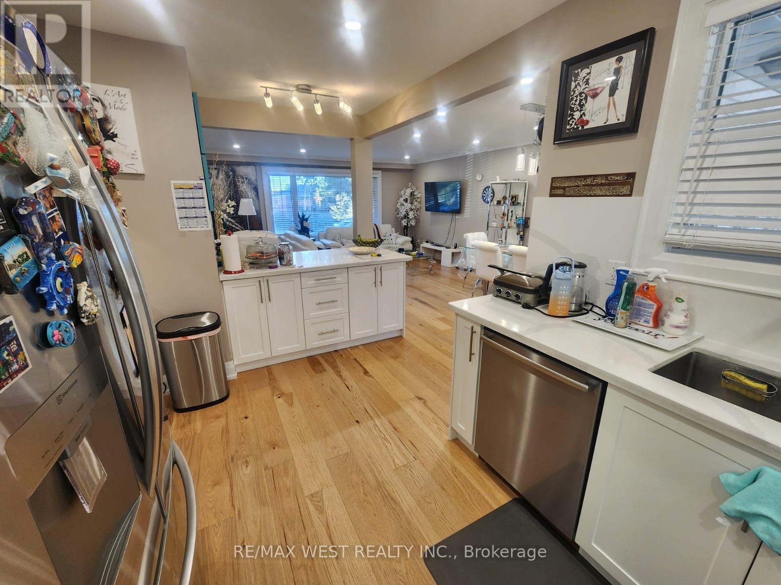 Main Floor - 44 Landron Crescent, Toronto, Ontario  M9P 1K7 - Photo 16 - W12492646