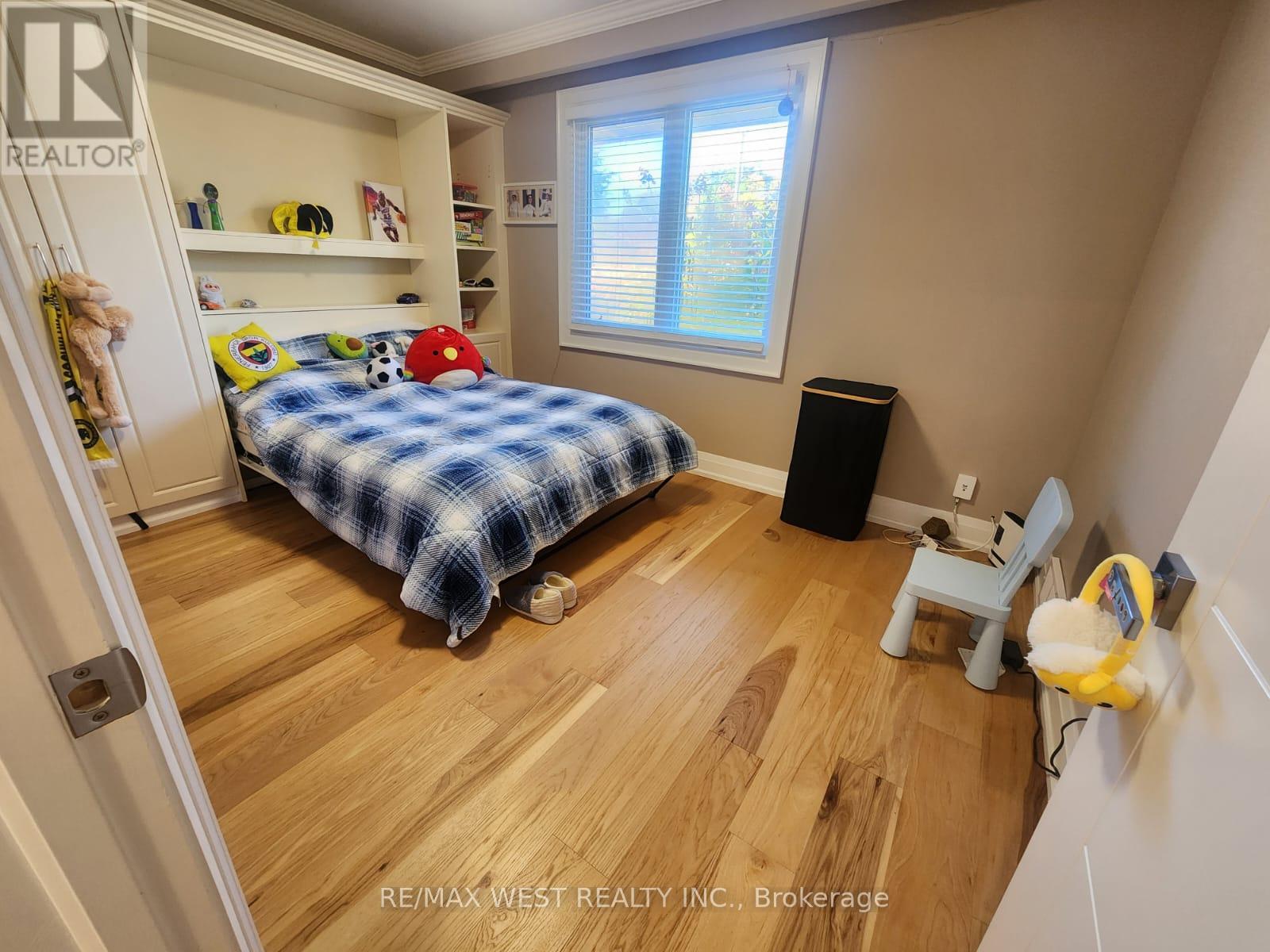 Main Floor - 44 Landron Crescent, Toronto, Ontario  M9P 1K7 - Photo 29 - W12492646