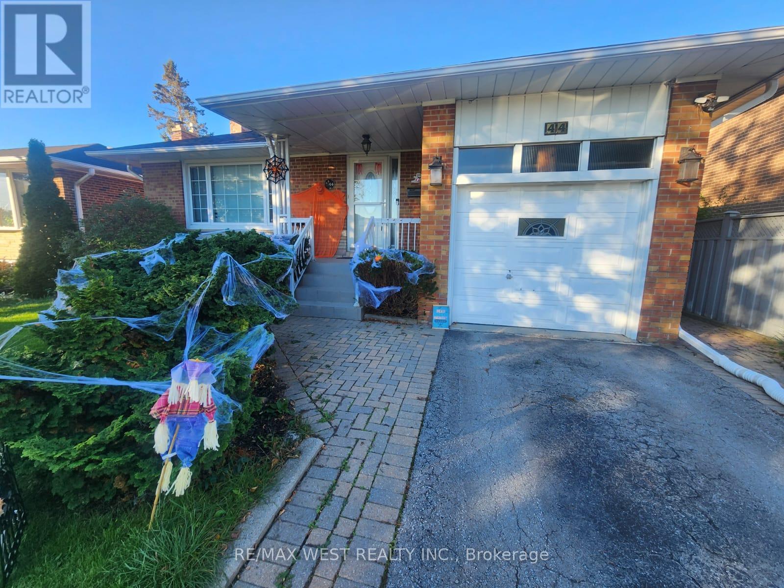 Main Floor - 44 Landron Crescent, Toronto, Ontario  M9P 1K7 - Photo 3 - W12492646