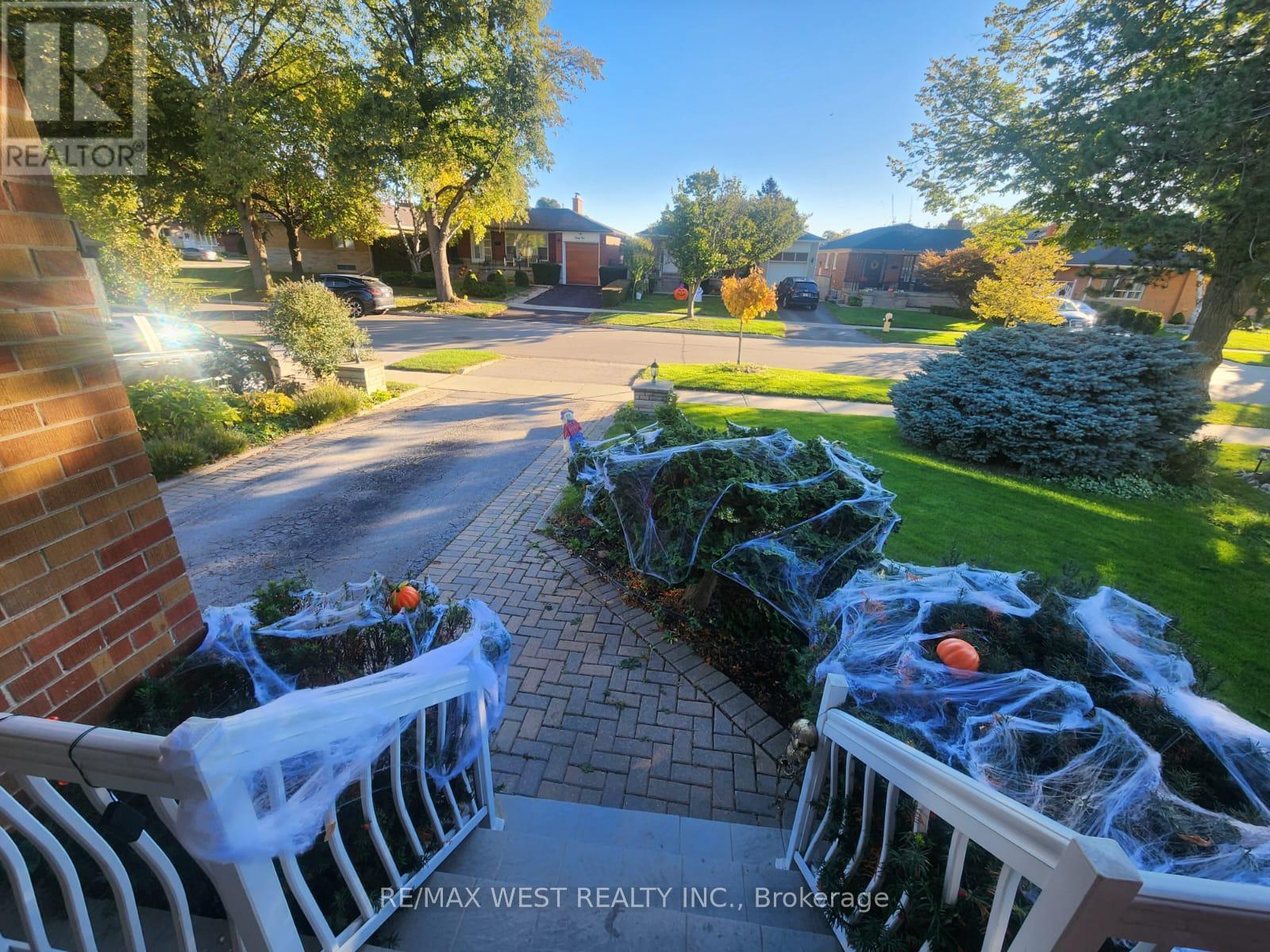 Main Floor - 44 Landron Crescent, Toronto, Ontario  M9P 1K7 - Photo 4 - W12492646