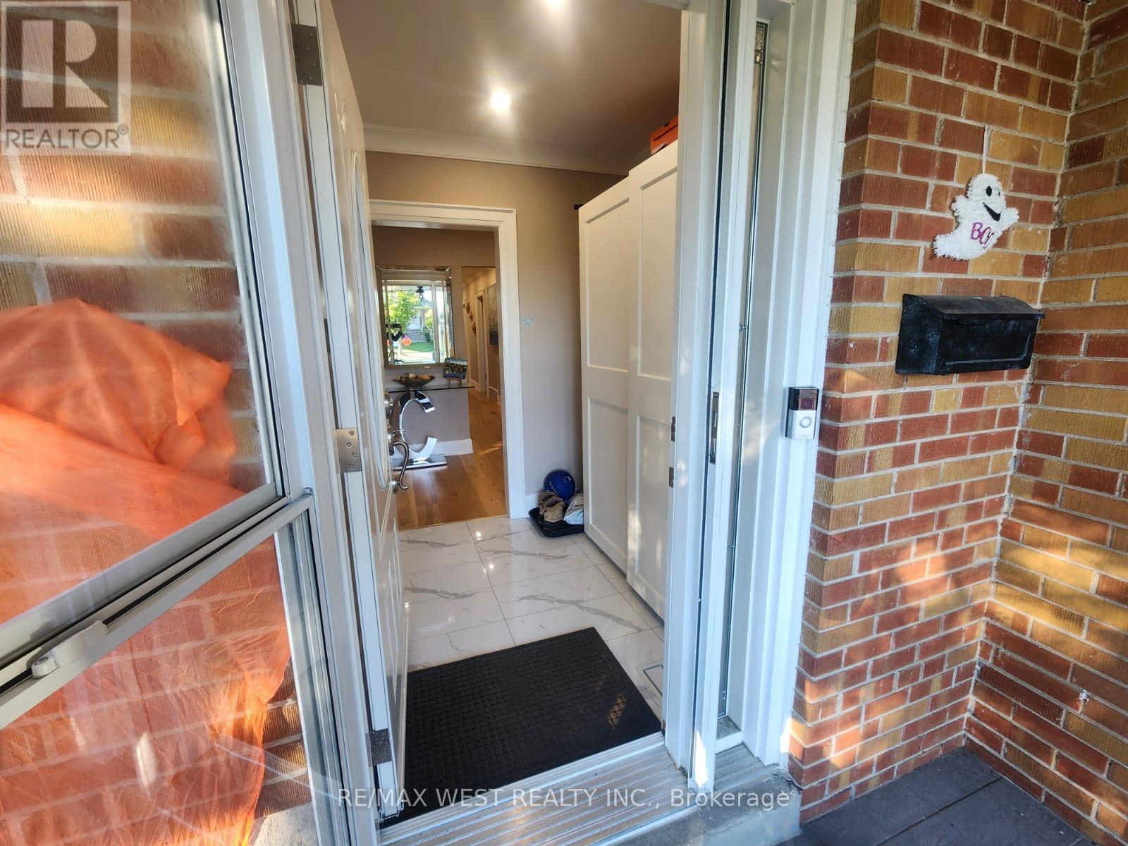 Main Floor - 44 Landron Crescent, Toronto, Ontario  M9P 1K7 - Photo 5 - W12492646