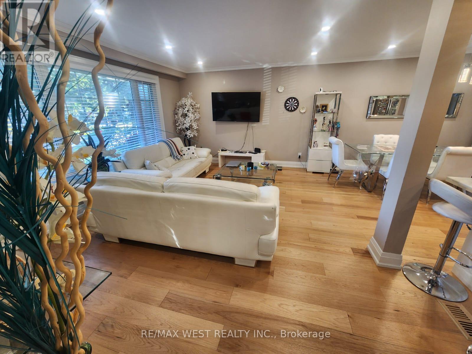 Main Floor - 44 Landron Crescent, Toronto, Ontario  M9P 1K7 - Photo 7 - W12492646