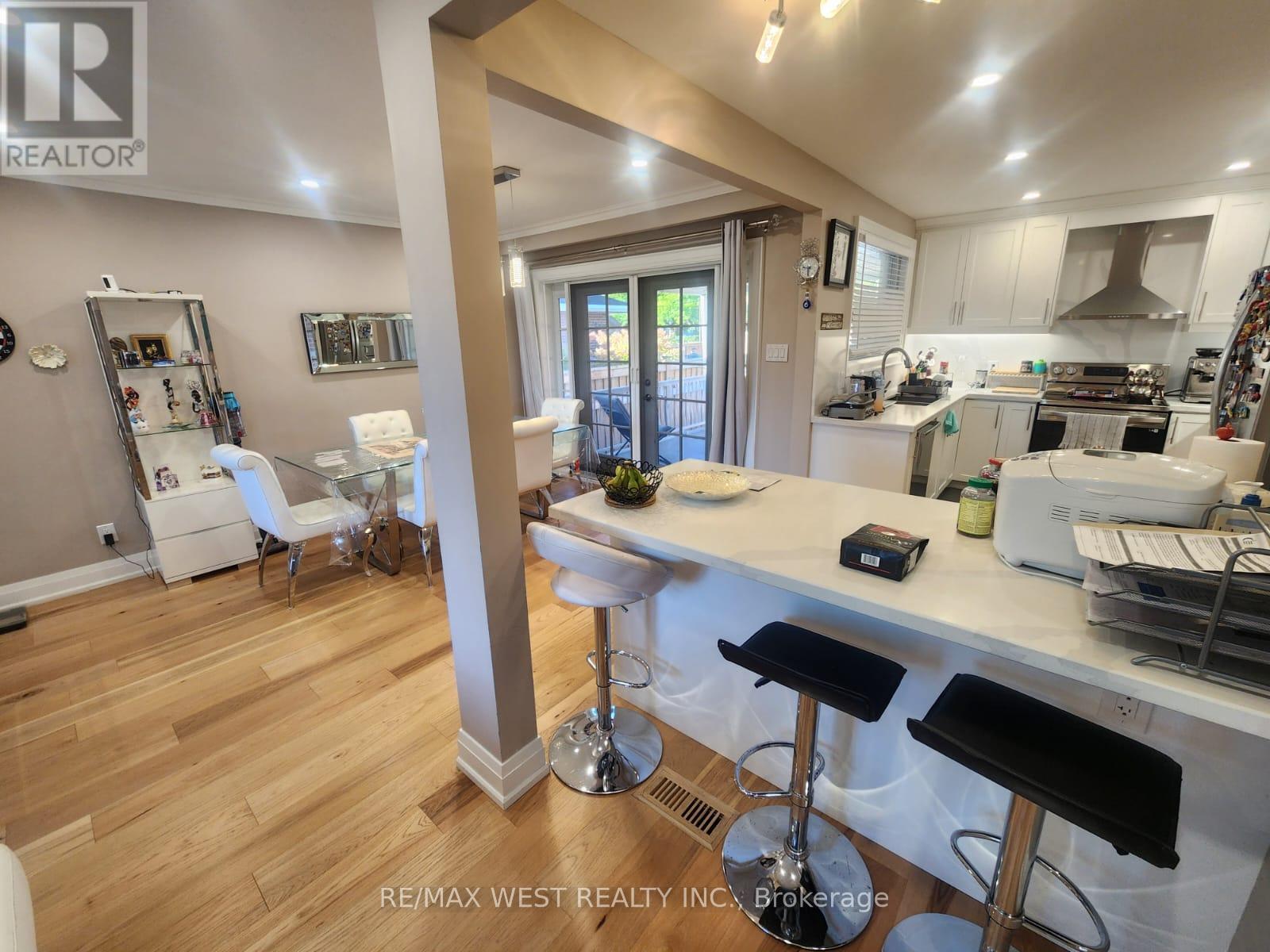 Main Floor - 44 Landron Crescent, Toronto, Ontario  M9P 1K7 - Photo 8 - W12492646