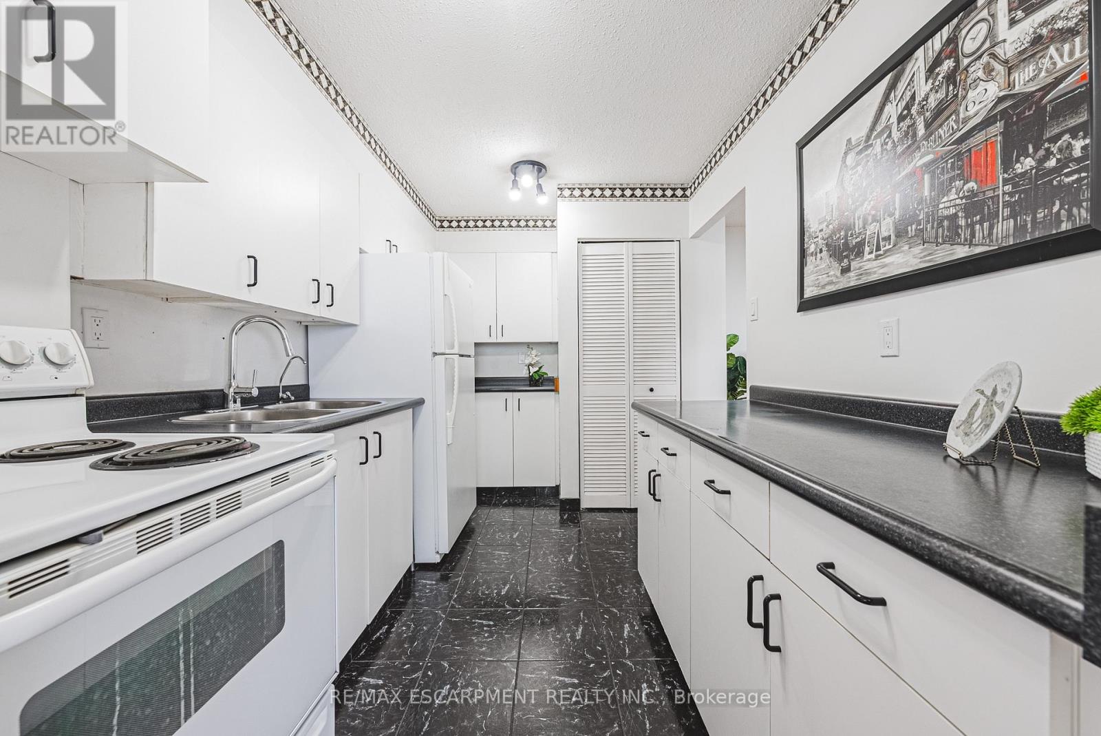 1206 - 2055 Upper Middle Road, Burlington, Ontario  L7P 3P4 - Photo 4 - W12492658