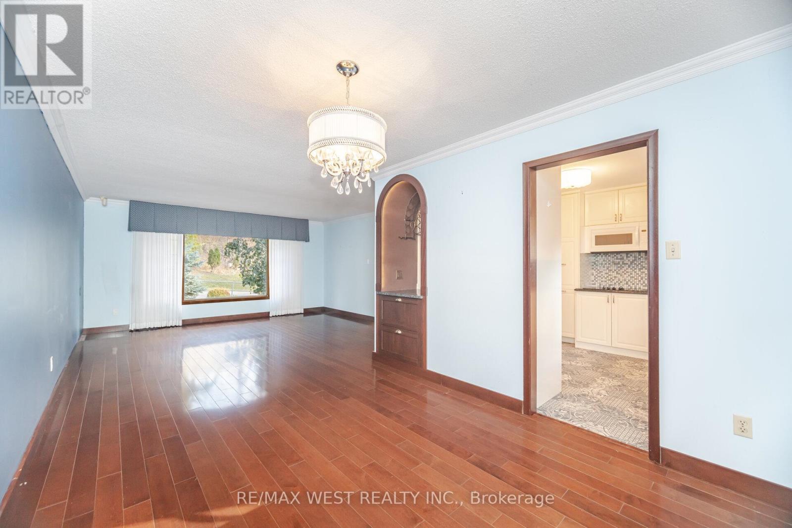 47 Elizabeth Street, Caledon, Ontario  L7E 1A3 - Photo 5 - W12492732