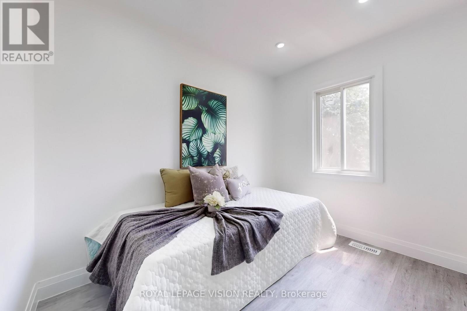 406 Marf Avenue, Mississauga, Ontario  L5G 1T3 - Photo 10 - W12492740