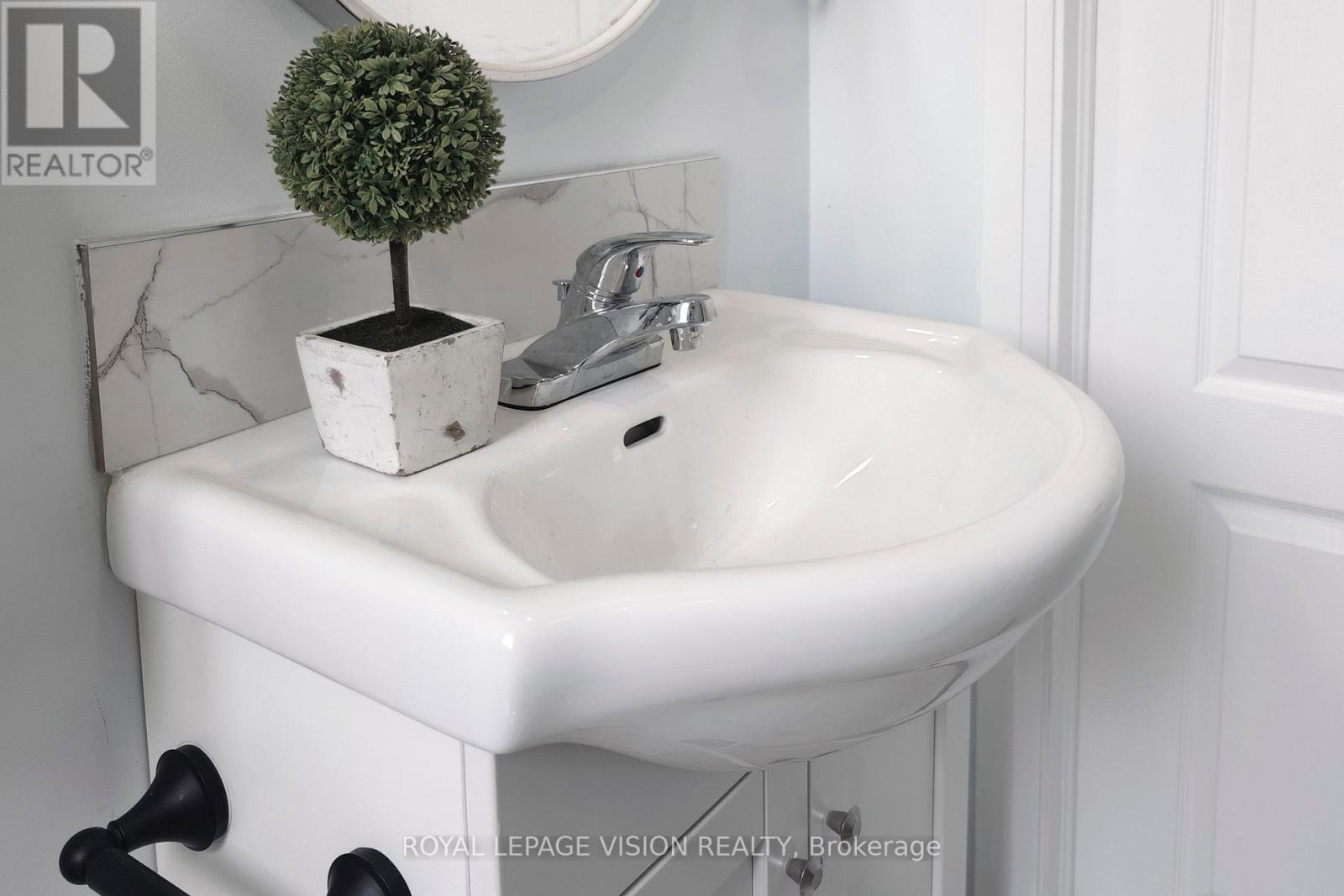 406 Marf Avenue, Mississauga, Ontario  L5G 1T3 - Photo 12 - W12492740