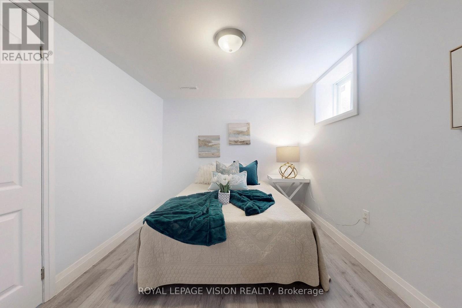 406 Marf Avenue, Mississauga, Ontario  L5G 1T3 - Photo 17 - W12492740