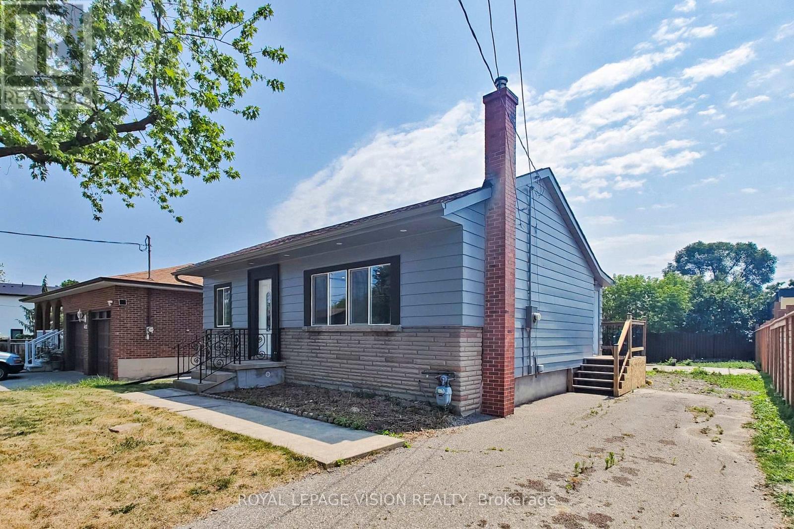 406 Marf Avenue, Mississauga, Ontario  L5G 1T3 - Photo 2 - W12492740