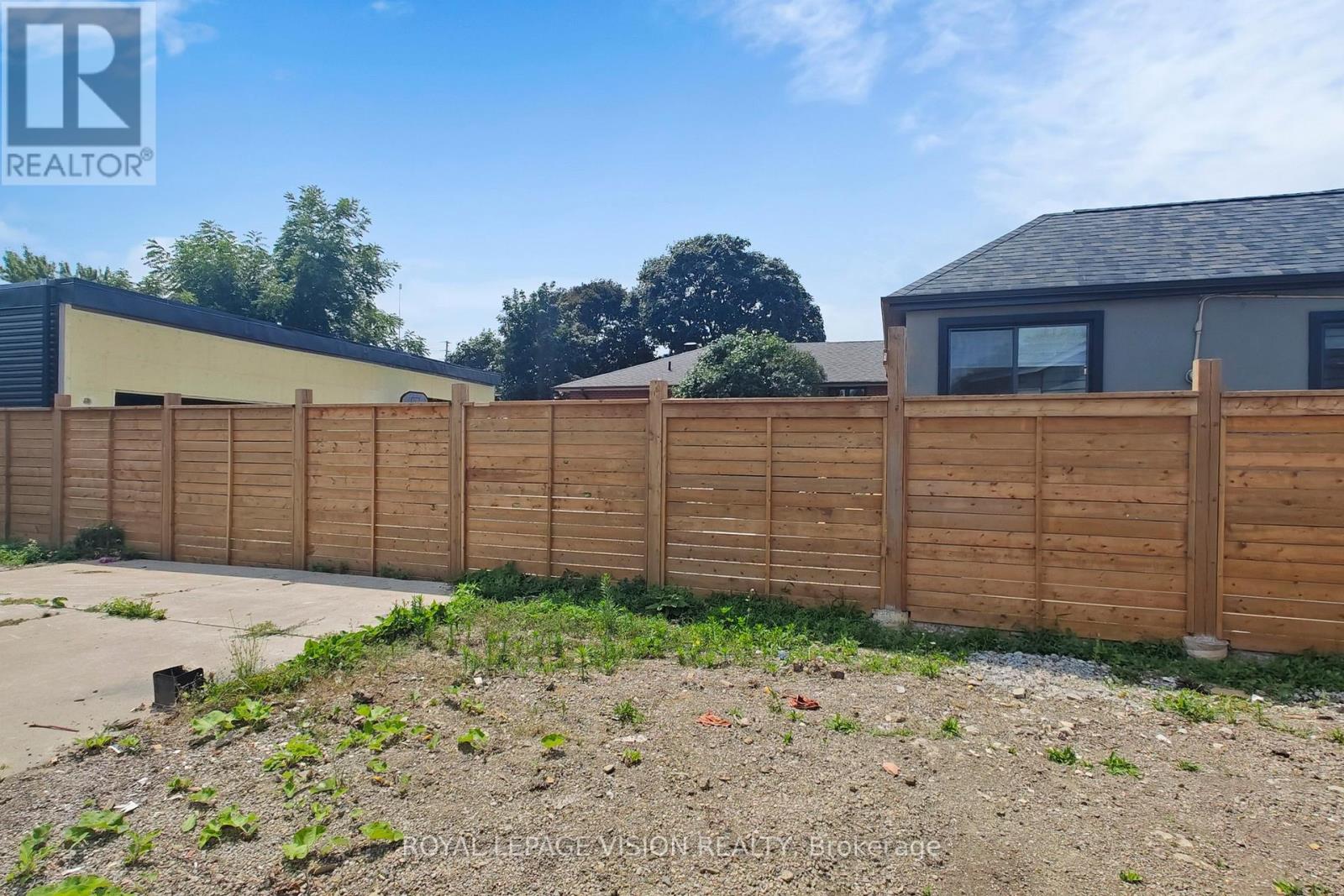 406 Marf Avenue, Mississauga, Ontario  L5G 1T3 - Photo 23 - W12492740