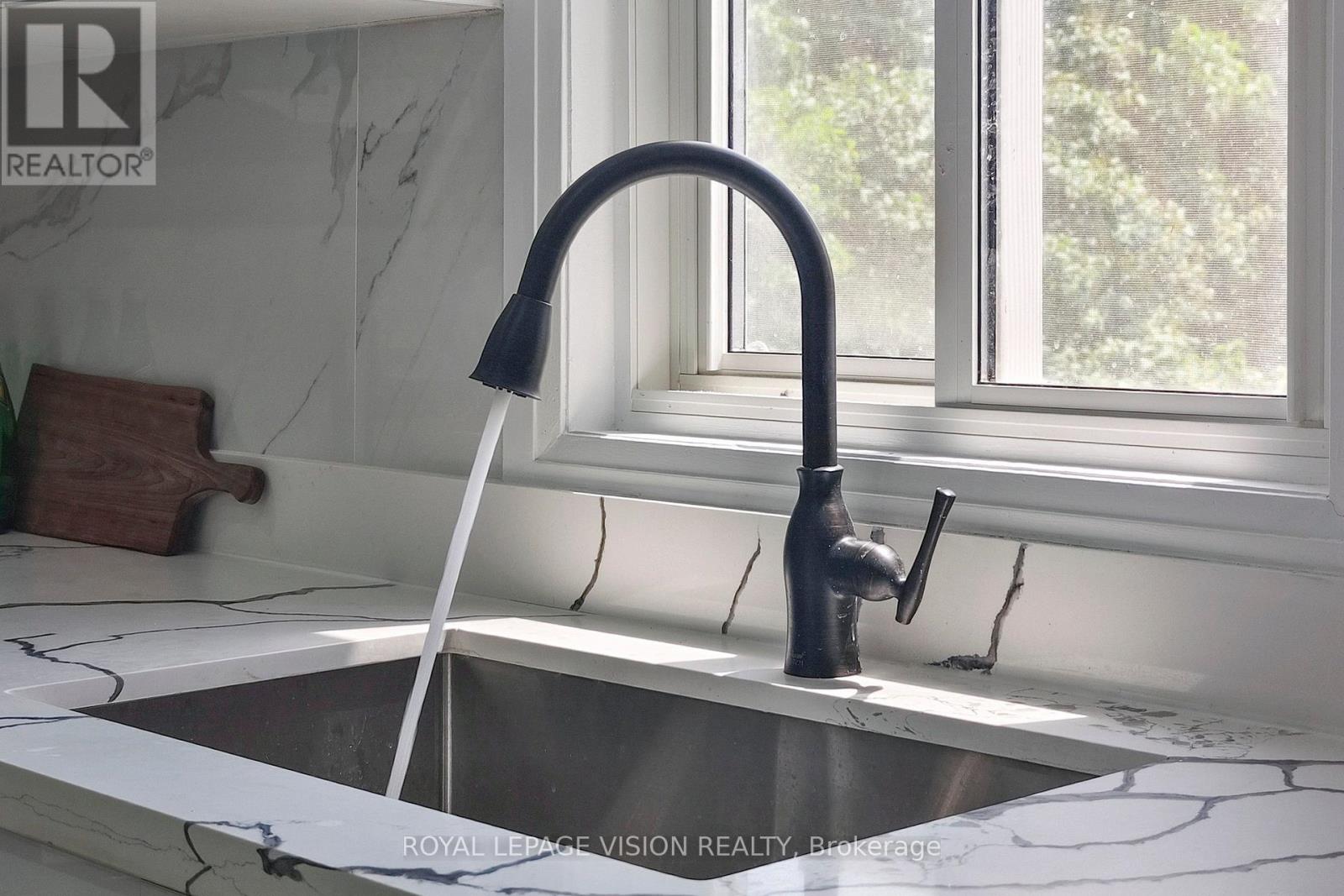 406 Marf Avenue, Mississauga, Ontario  L5G 1T3 - Photo 7 - W12492740