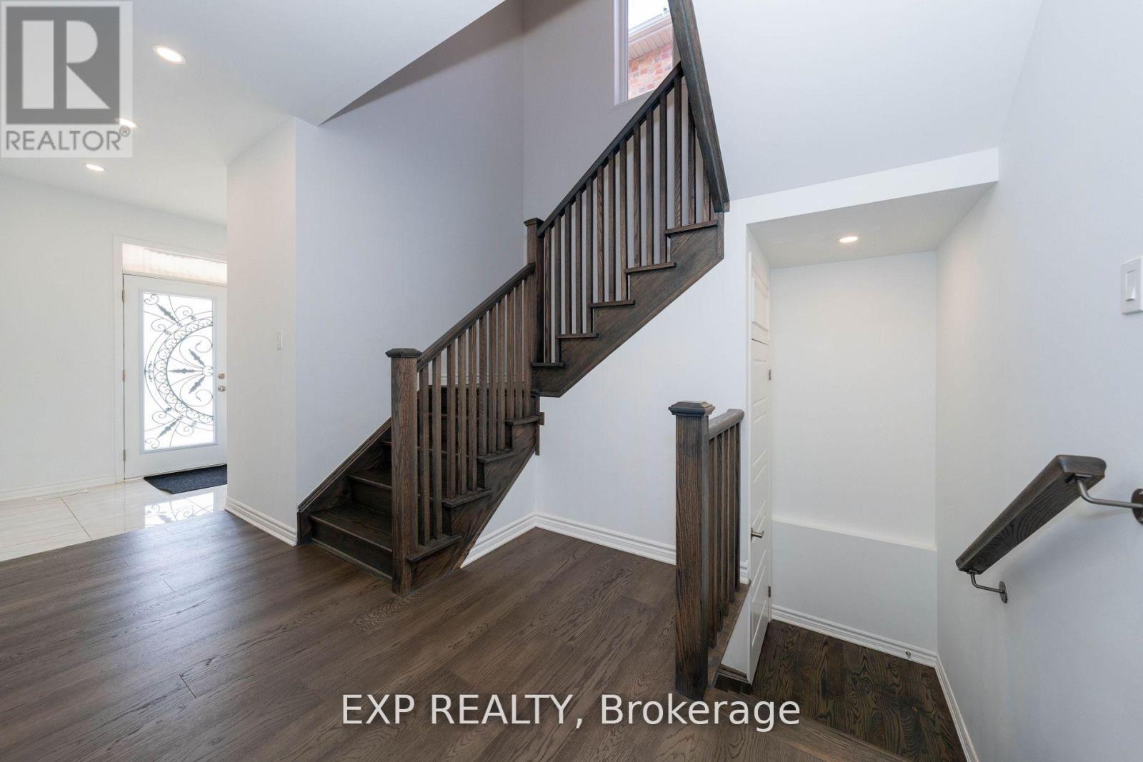 558 Kennedy Circle W, Milton, Ontario  L9E 1P9 - Photo 4 - W12492744