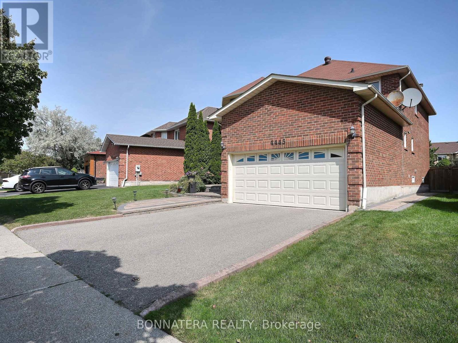 4445 Guildwood Way, Mississauga, Ontario  L5R 2B4 - Photo 2 - W12492766