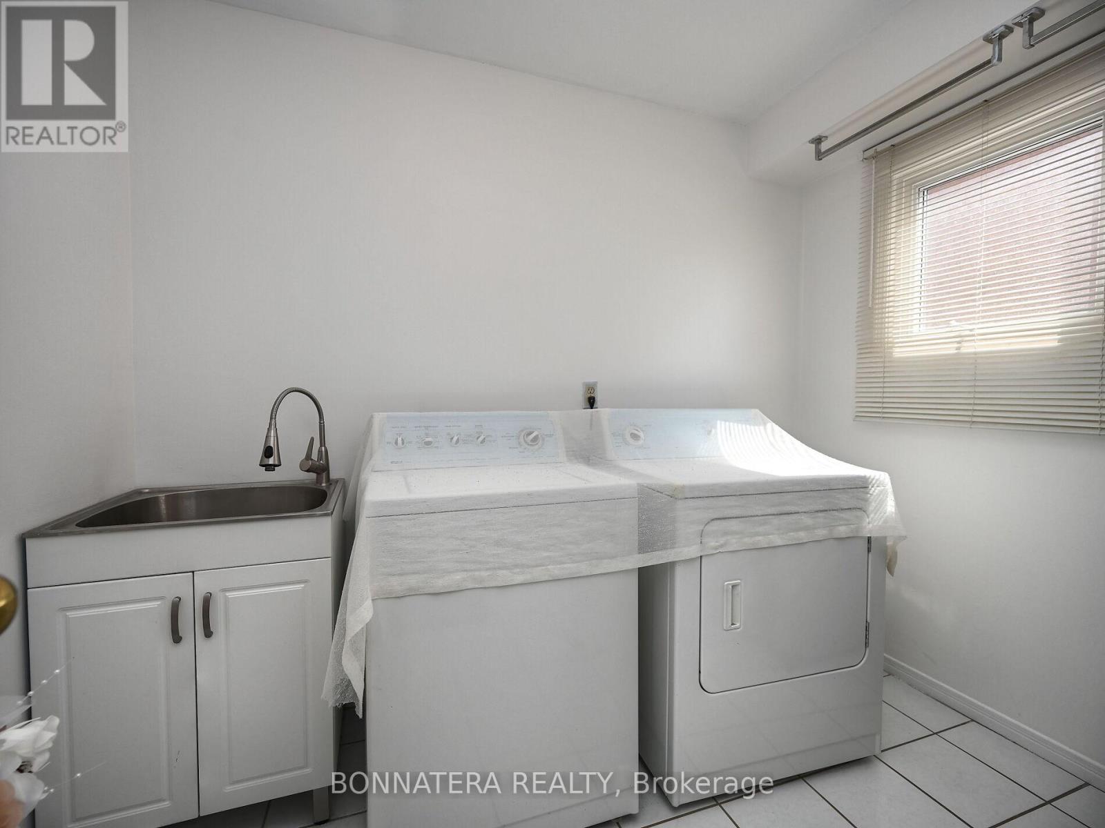 4445 Guildwood Way, Mississauga, Ontario  L5R 2B4 - Photo 21 - W12492766