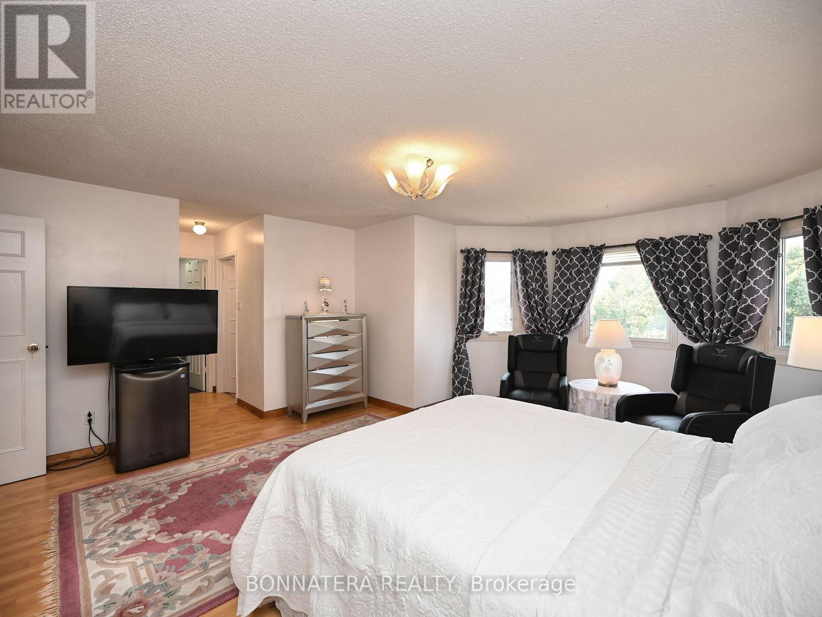 4445 Guildwood Way, Mississauga, Ontario  L5R 2B4 - Photo 24 - W12492766