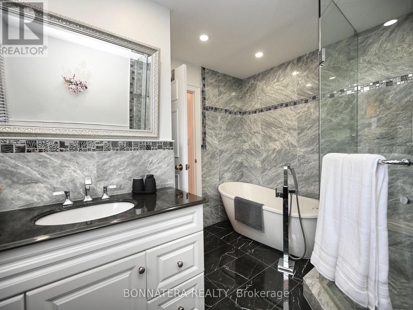 4445 Guildwood Way, Mississauga, Ontario  L5R 2B4 - Photo 26 - W12492766