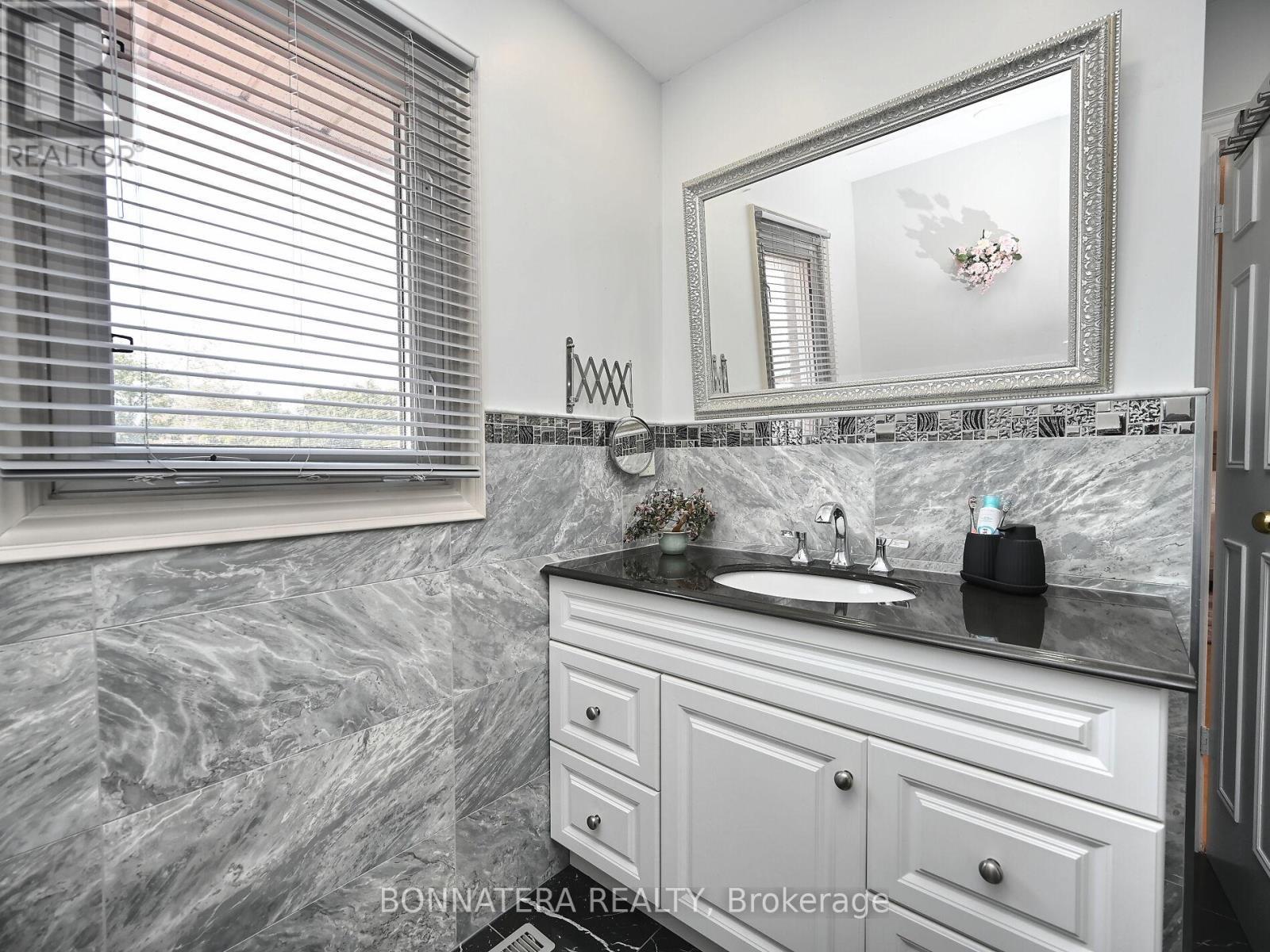 4445 Guildwood Way, Mississauga, Ontario  L5R 2B4 - Photo 27 - W12492766