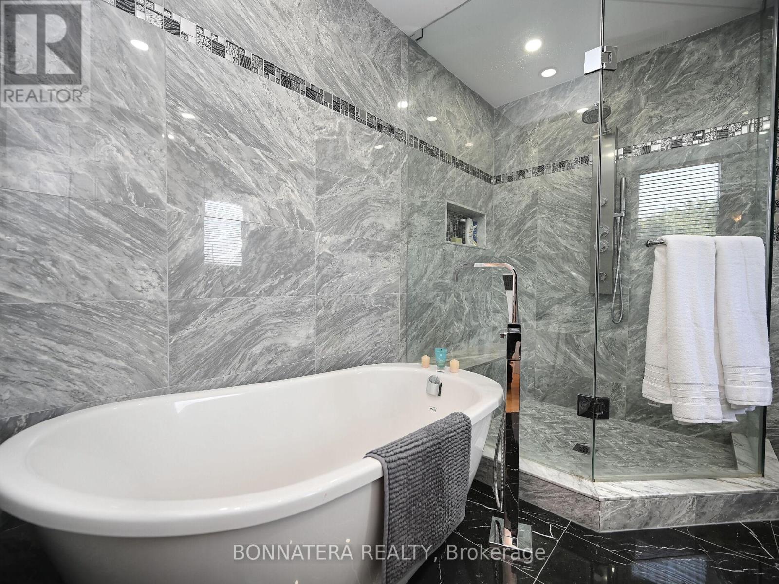 4445 Guildwood Way, Mississauga, Ontario  L5R 2B4 - Photo 28 - W12492766