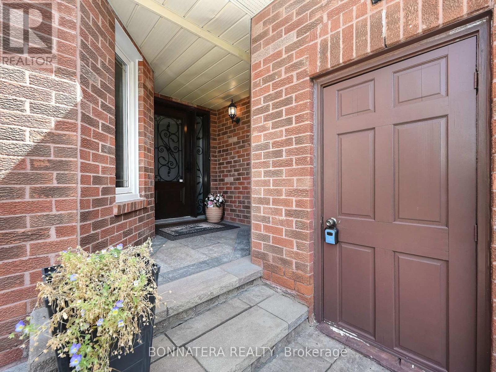 4445 Guildwood Way, Mississauga, Ontario  L5R 2B4 - Photo 3 - W12492766